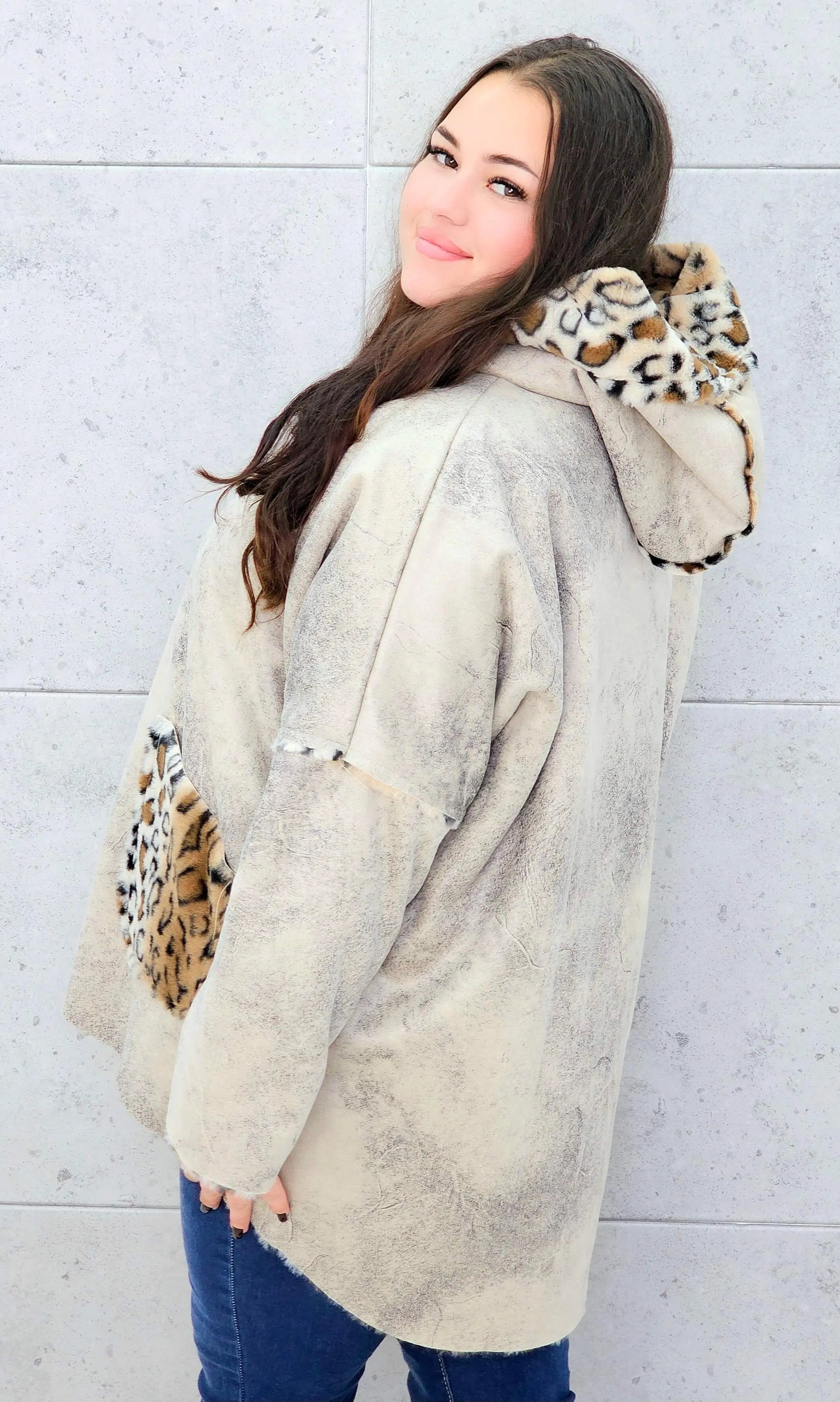 Ciepła kurtka plus size z kapturem w zwierzęcy wzór – styl i wygoda w jednym Stylowa XL