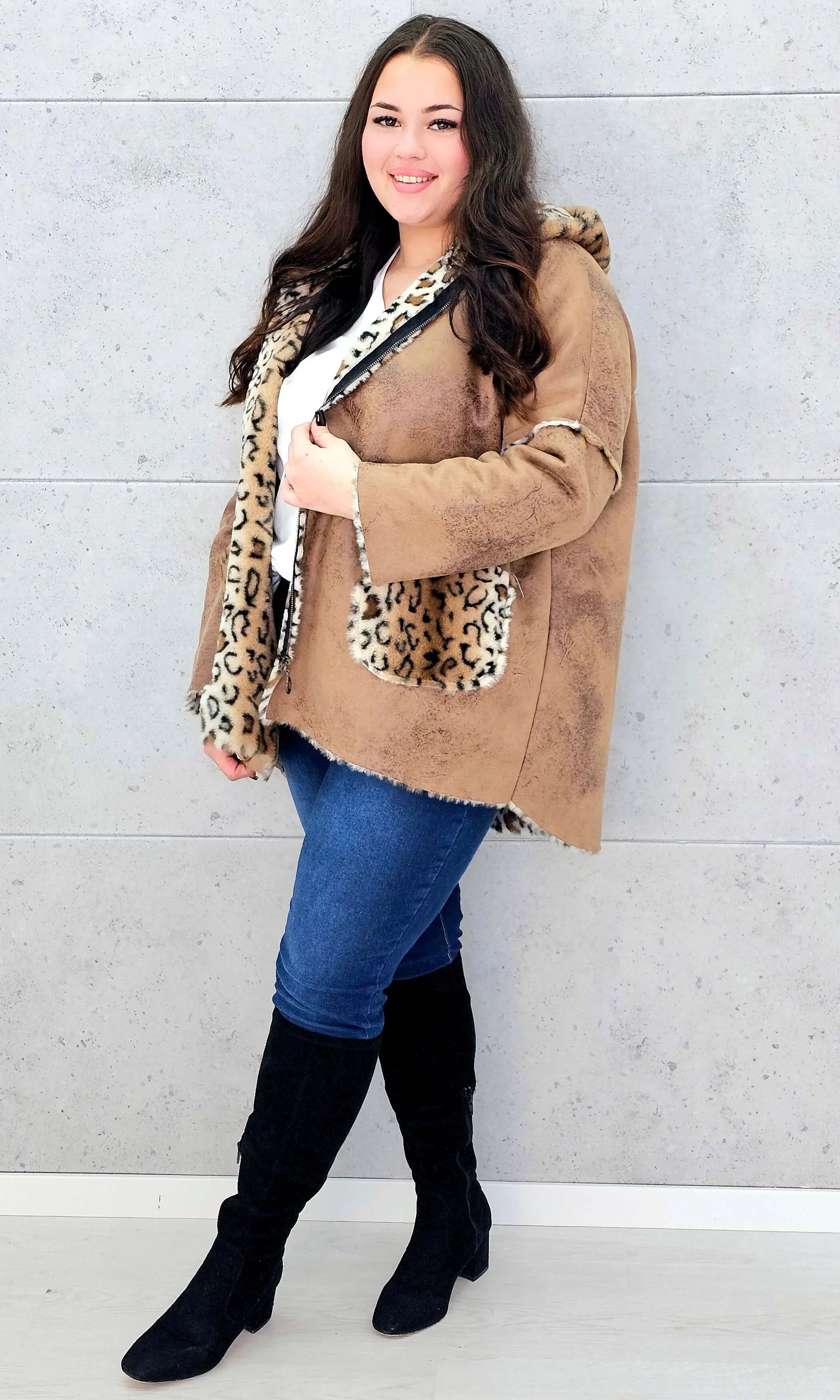 Ciepła kurtka plus size z kapturem w zwierzęcy wzór – styl i wygoda w jednym Stylowa XL