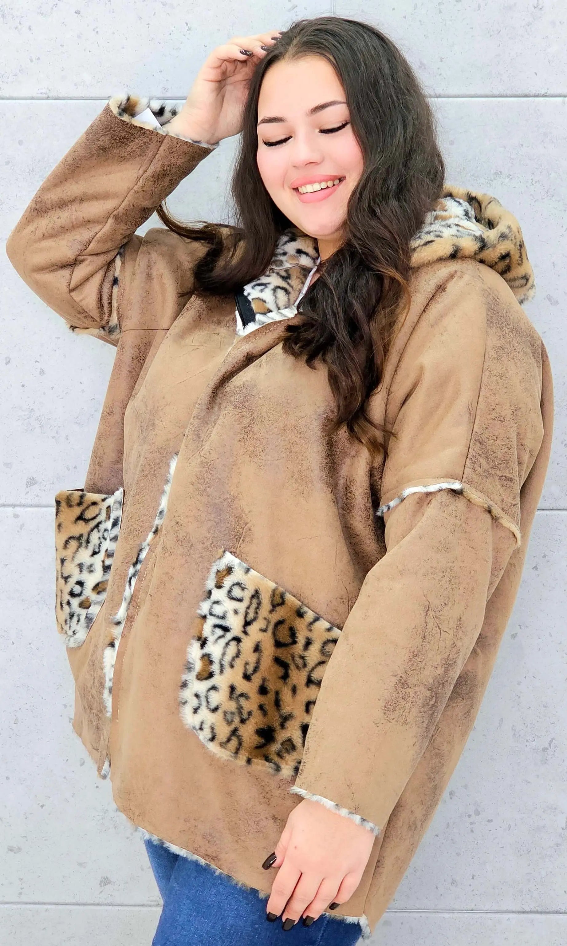 Ciepła kurtka plus size z kapturem w zwierzęcy wzór – styl i wygoda w jednym Stylowa XL