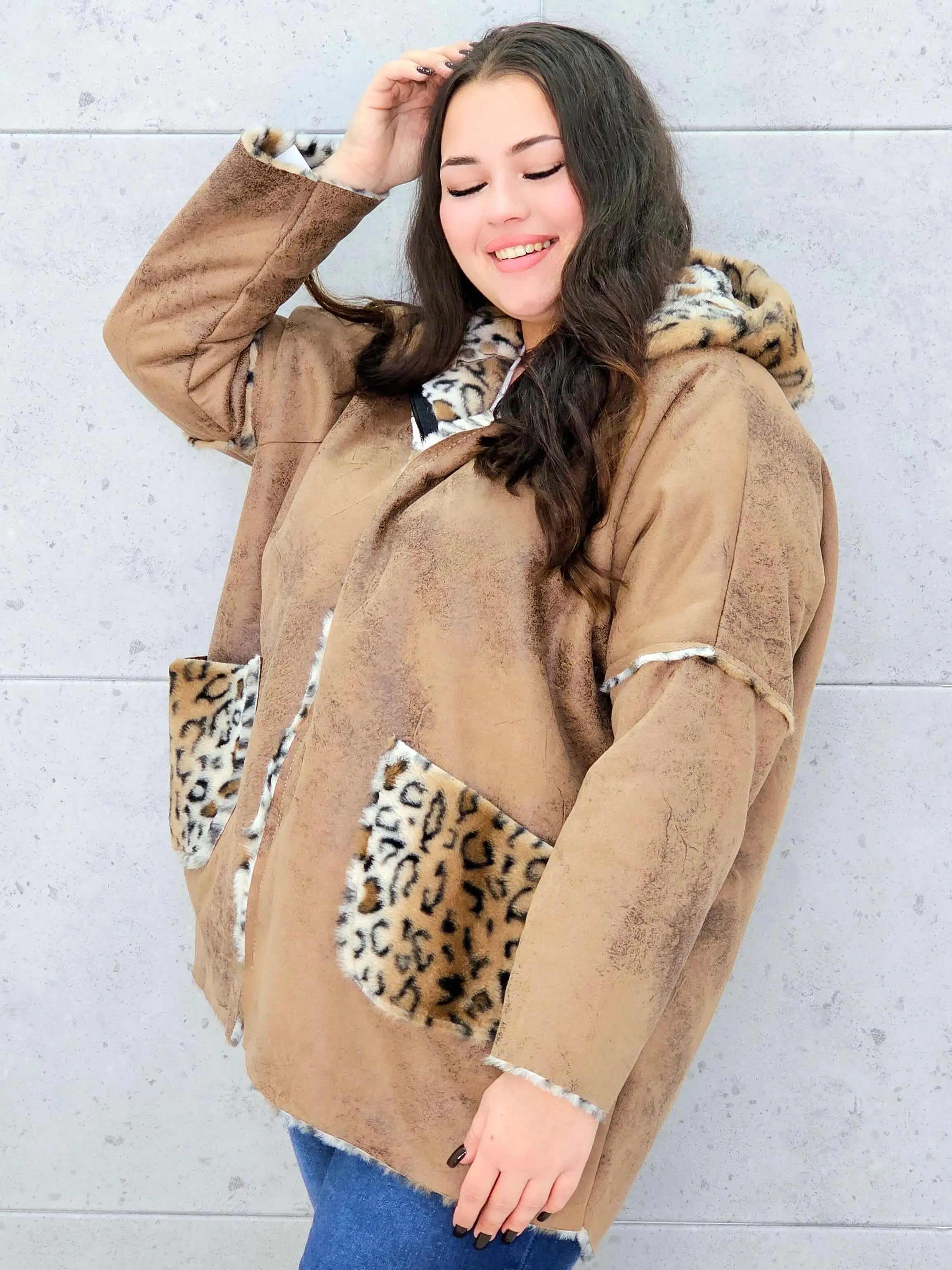 Ciepła kurtka plus size z kapturem w zwierzęcy wzór – styl i wygoda w jednym Stylowa XL
