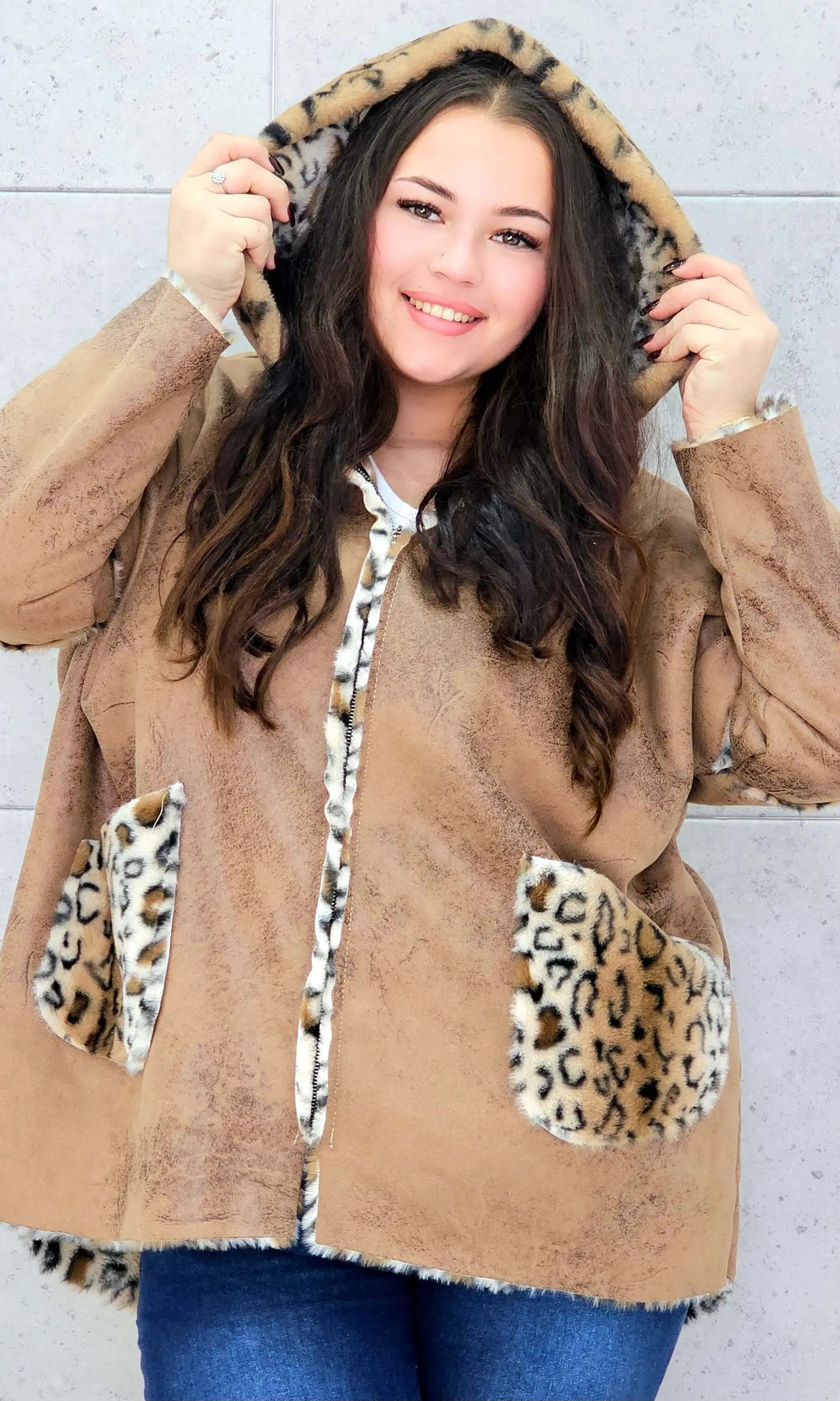 Ciepła kurtka plus size z kapturem w zwierzęcy wzór – styl i wygoda w jednym Stylowa XL