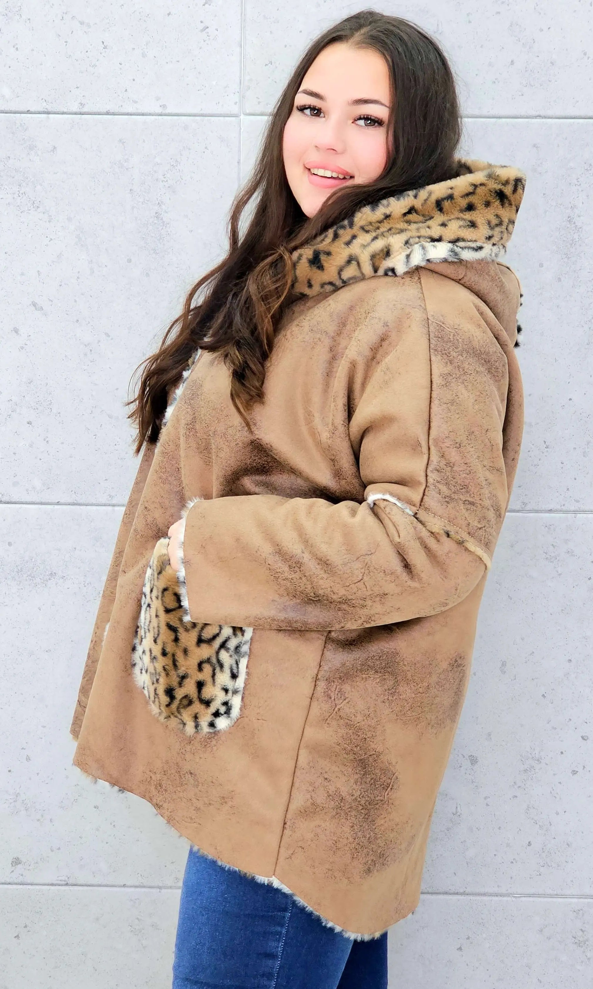 Ciepła kurtka plus size z kapturem w zwierzęcy wzór – styl i wygoda w jednym Stylowa XL