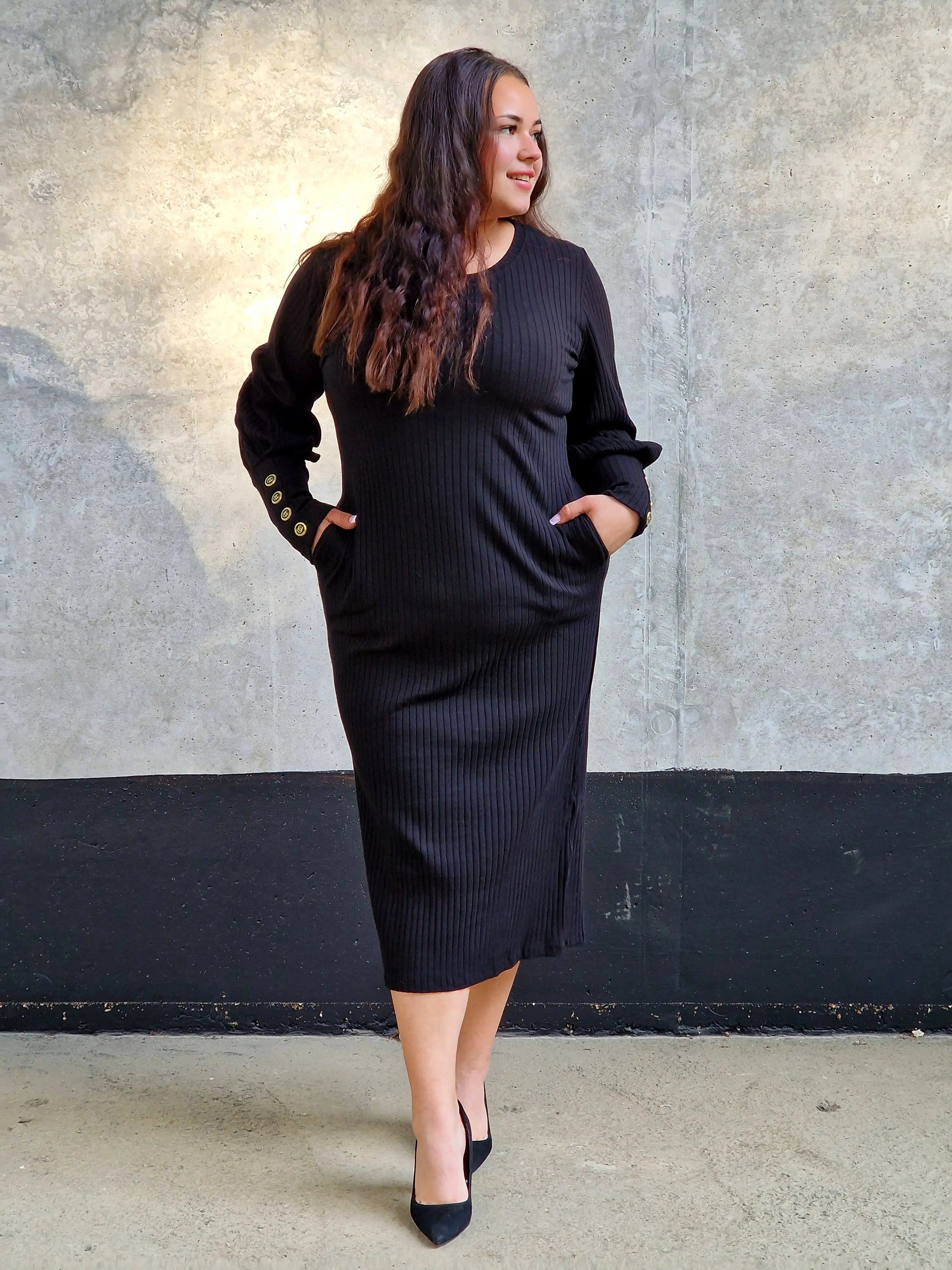 Czarna Sukienka Prążkowa – Klasyka i Szyk Stylowa XL