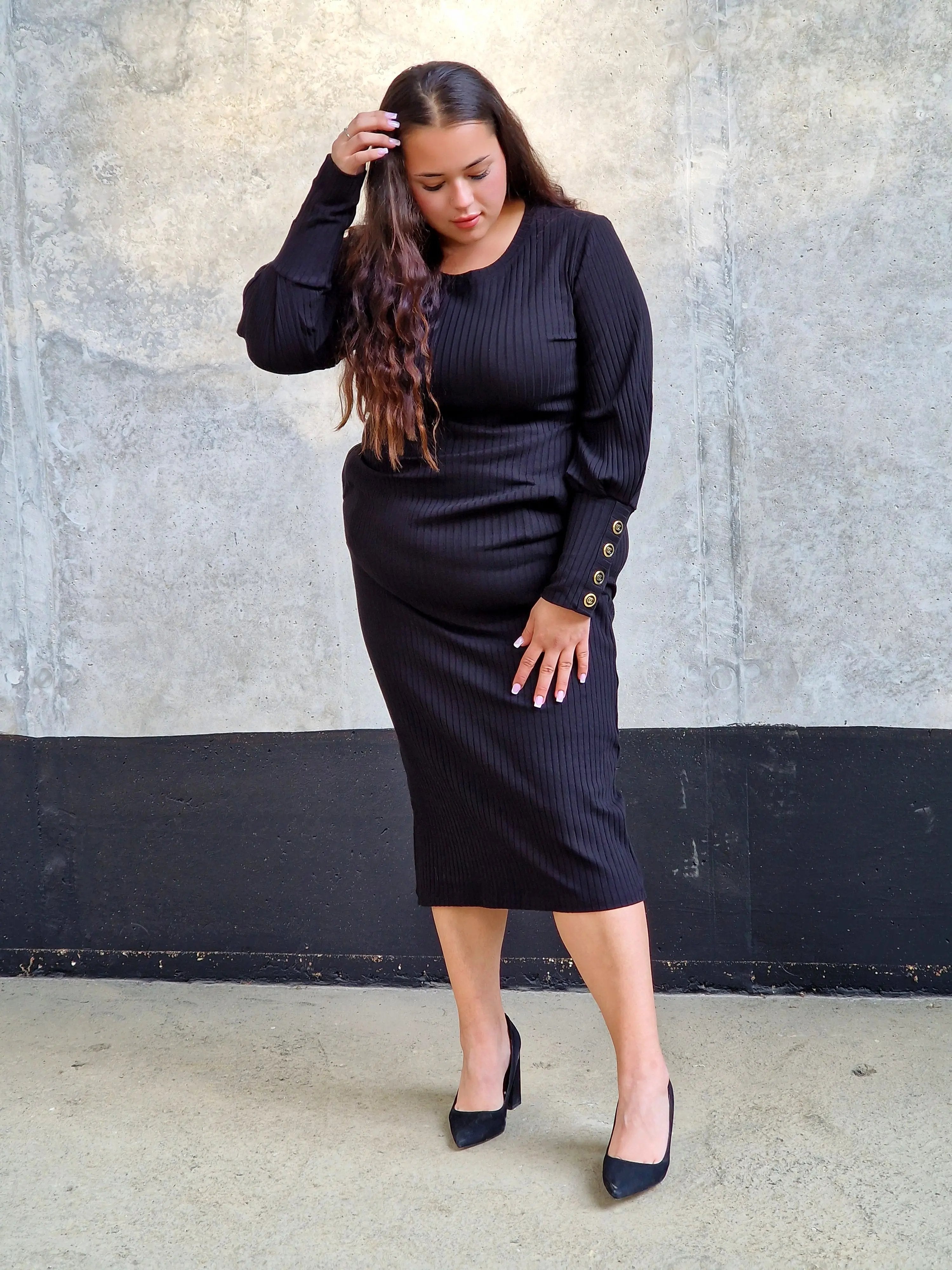 Czarna Sukienka Prążkowa – Klasyka i Szyk Stylowa XL