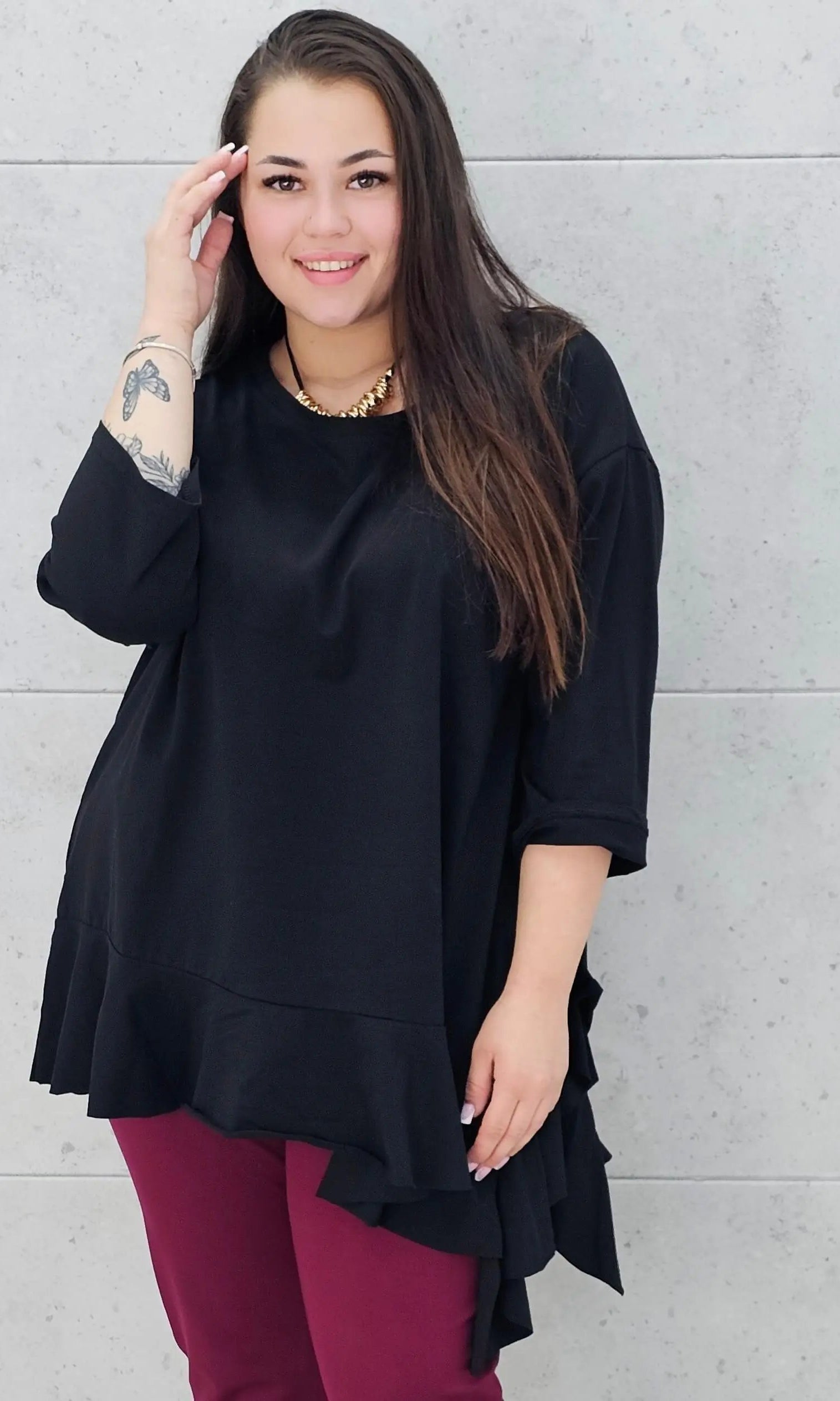 Czarna asymetryczna bluzka plus size z falbaną Stylowa XL