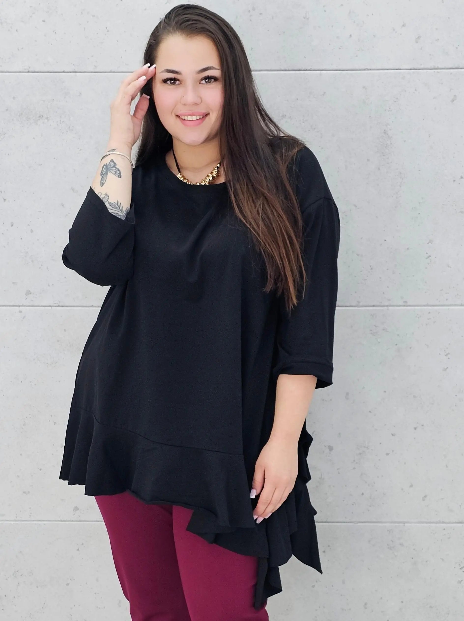 Czarna asymetryczna bluzka plus size z falbaną Stylowa XL