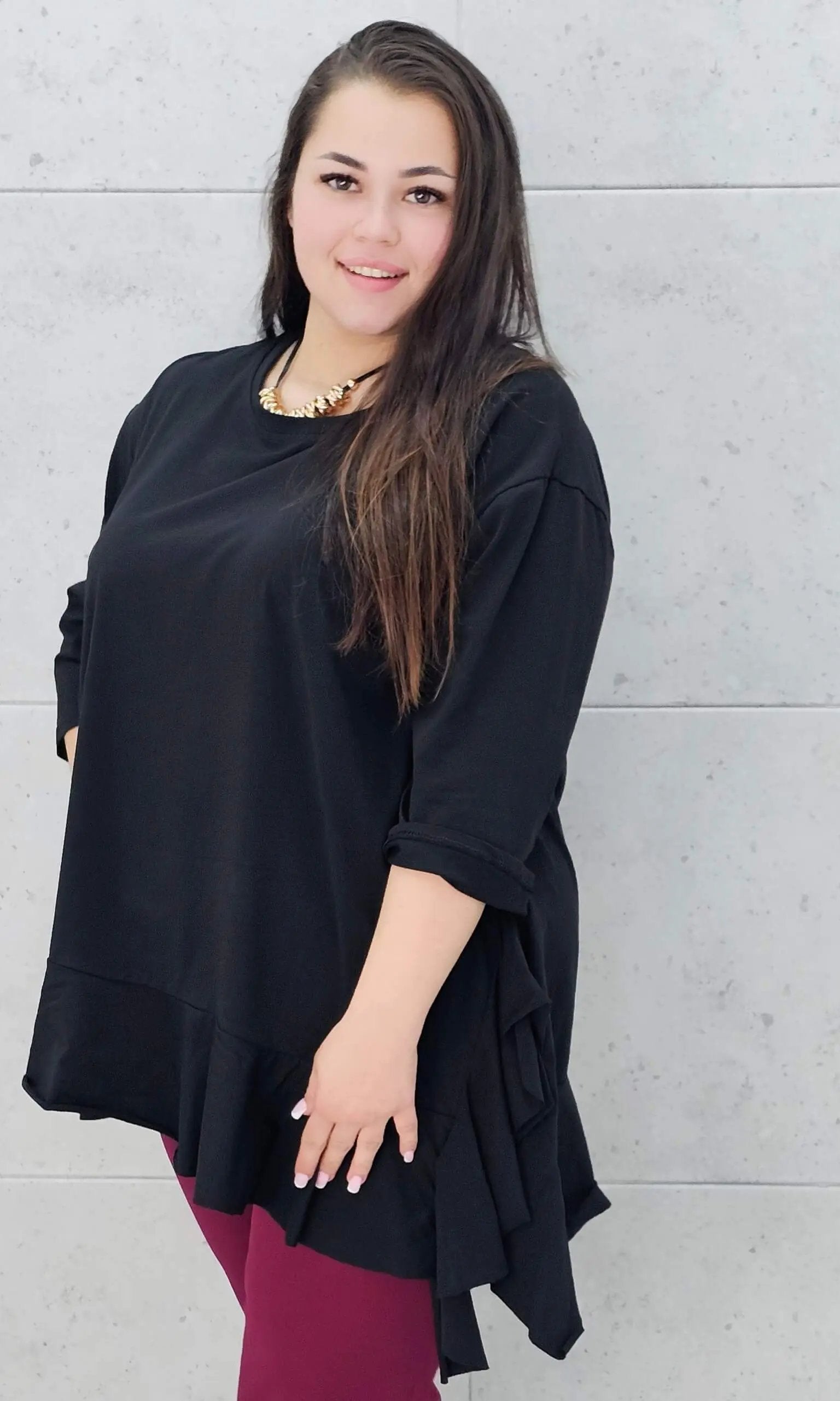 Czarna asymetryczna bluzka plus size z falbaną Stylowa XL