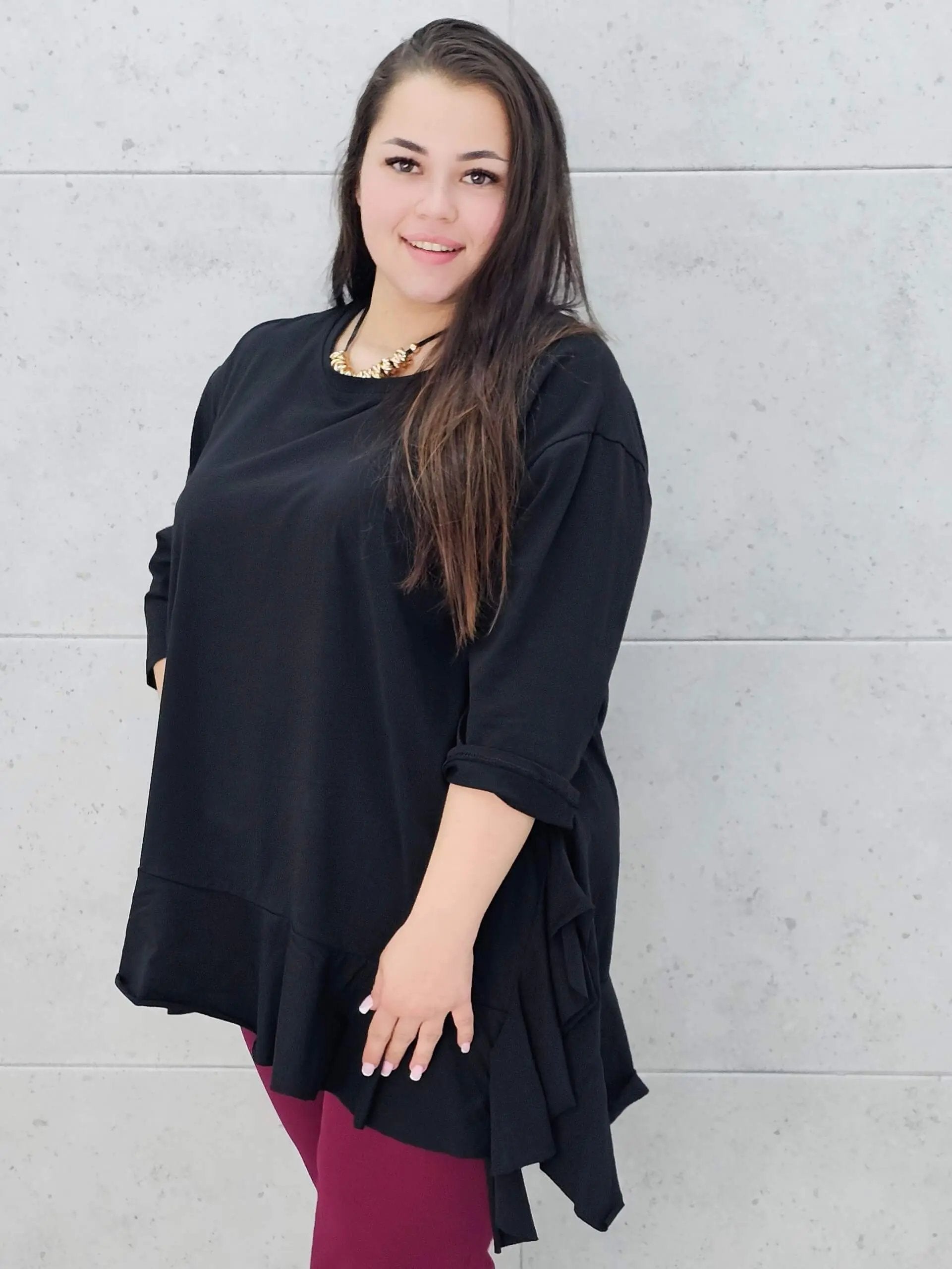 Czarna asymetryczna bluzka plus size z falbaną Stylowa XL