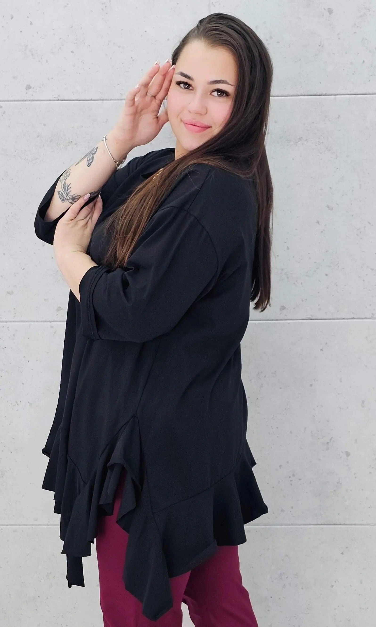 Czarna asymetryczna bluzka plus size z falbaną Stylowa XL