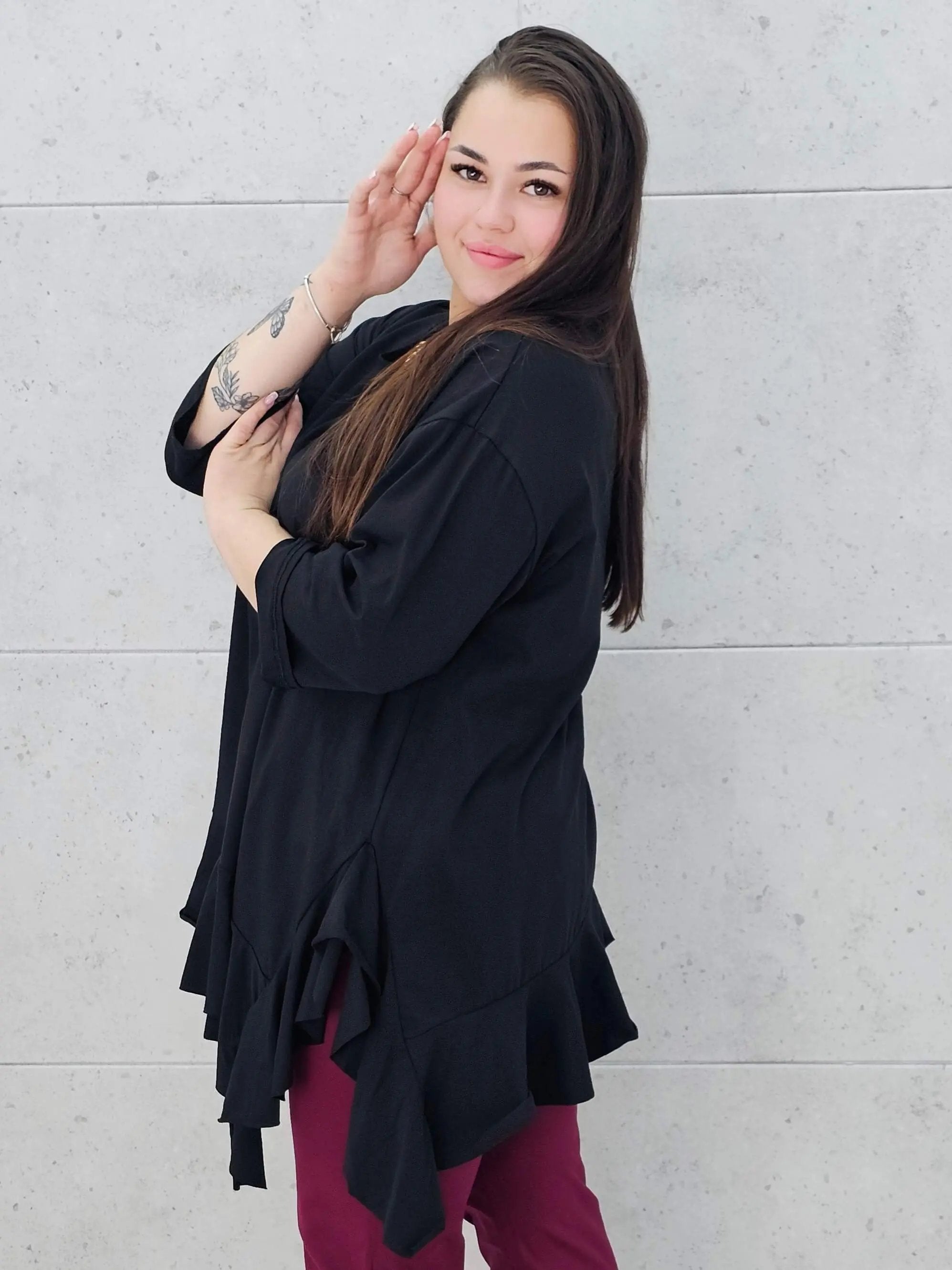 Czarna asymetryczna bluzka plus size z falbaną Stylowa XL