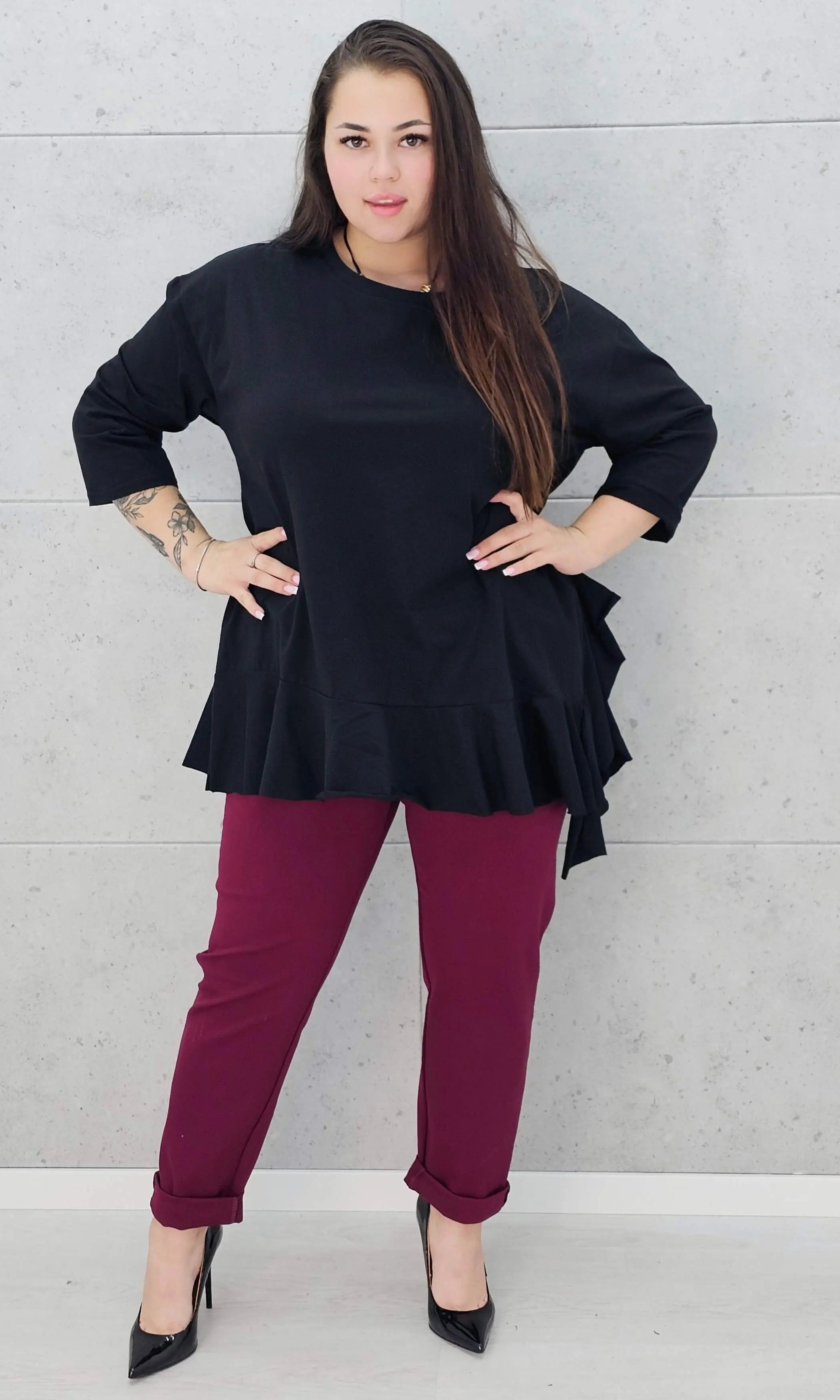 Czarna asymetryczna bluzka plus size z falbaną Stylowa XL