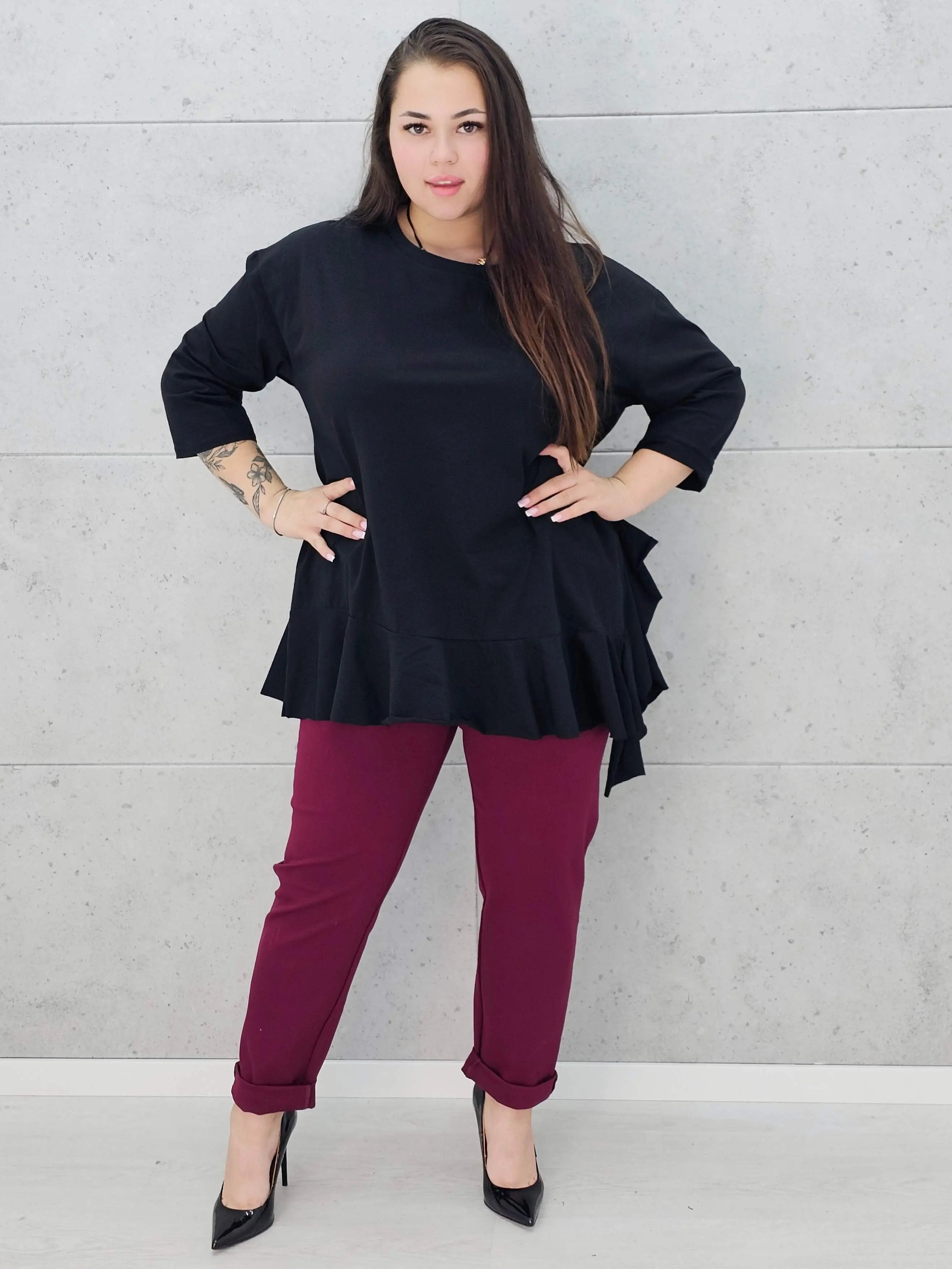 Czarna asymetryczna bluzka plus size z falbaną Stylowa XL