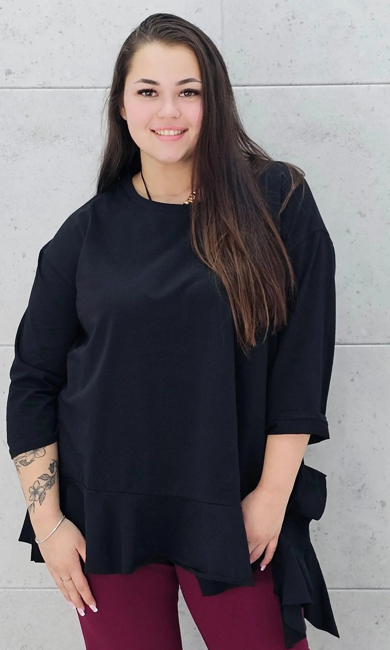 Czarna asymetryczna bluzka plus size z falbaną Stylowa XL