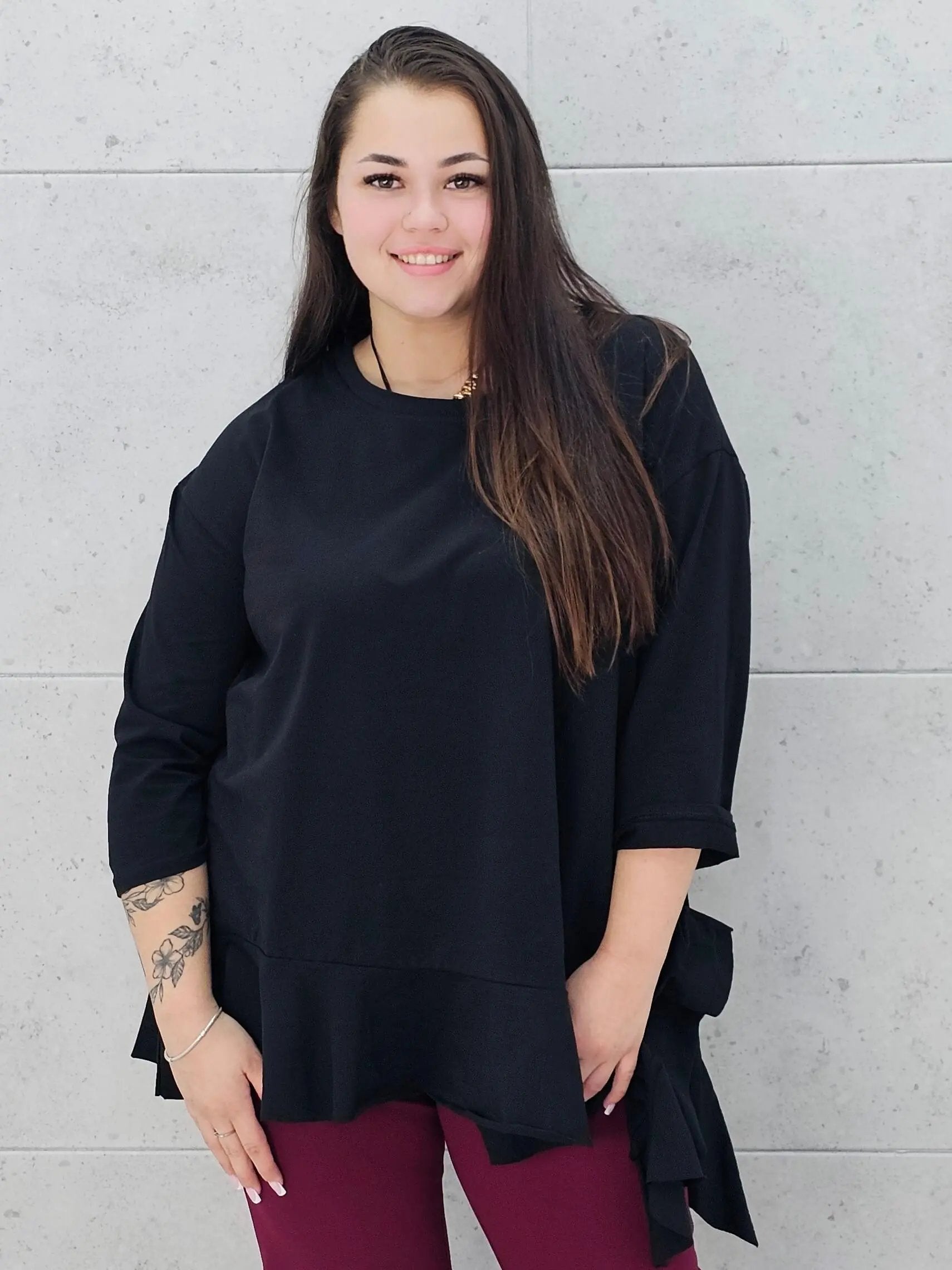 Czarna asymetryczna bluzka plus size z falbaną Stylowa XL