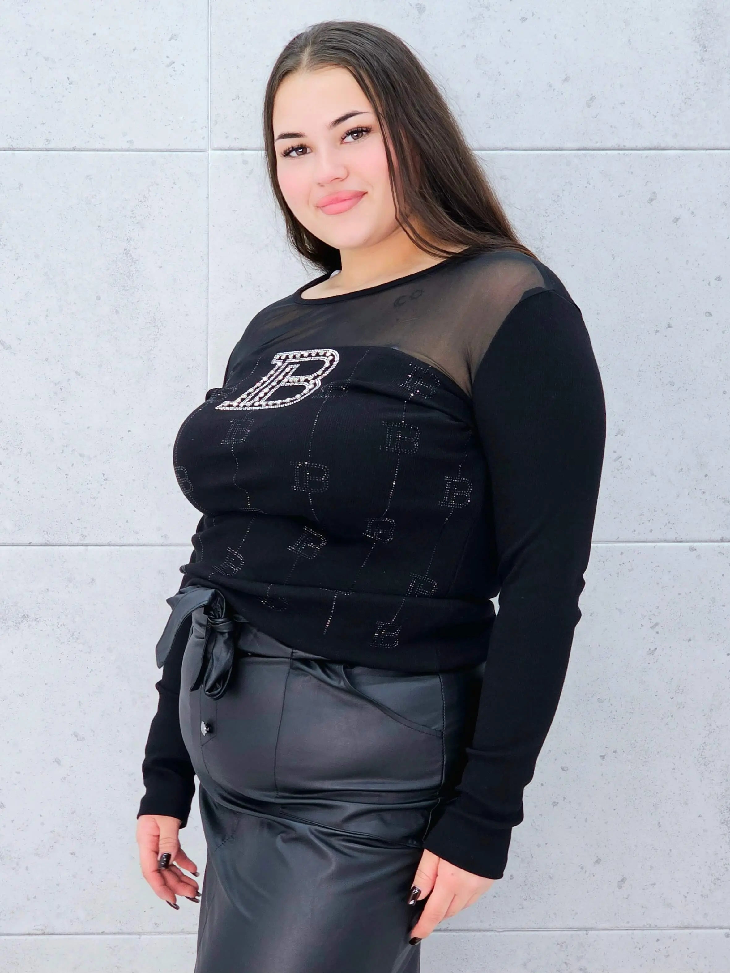 Czarna bluzka plus size z tiulem i cyrkoniowym logo – elegancja z nutą glamour Stylowa XL Stylowa XL