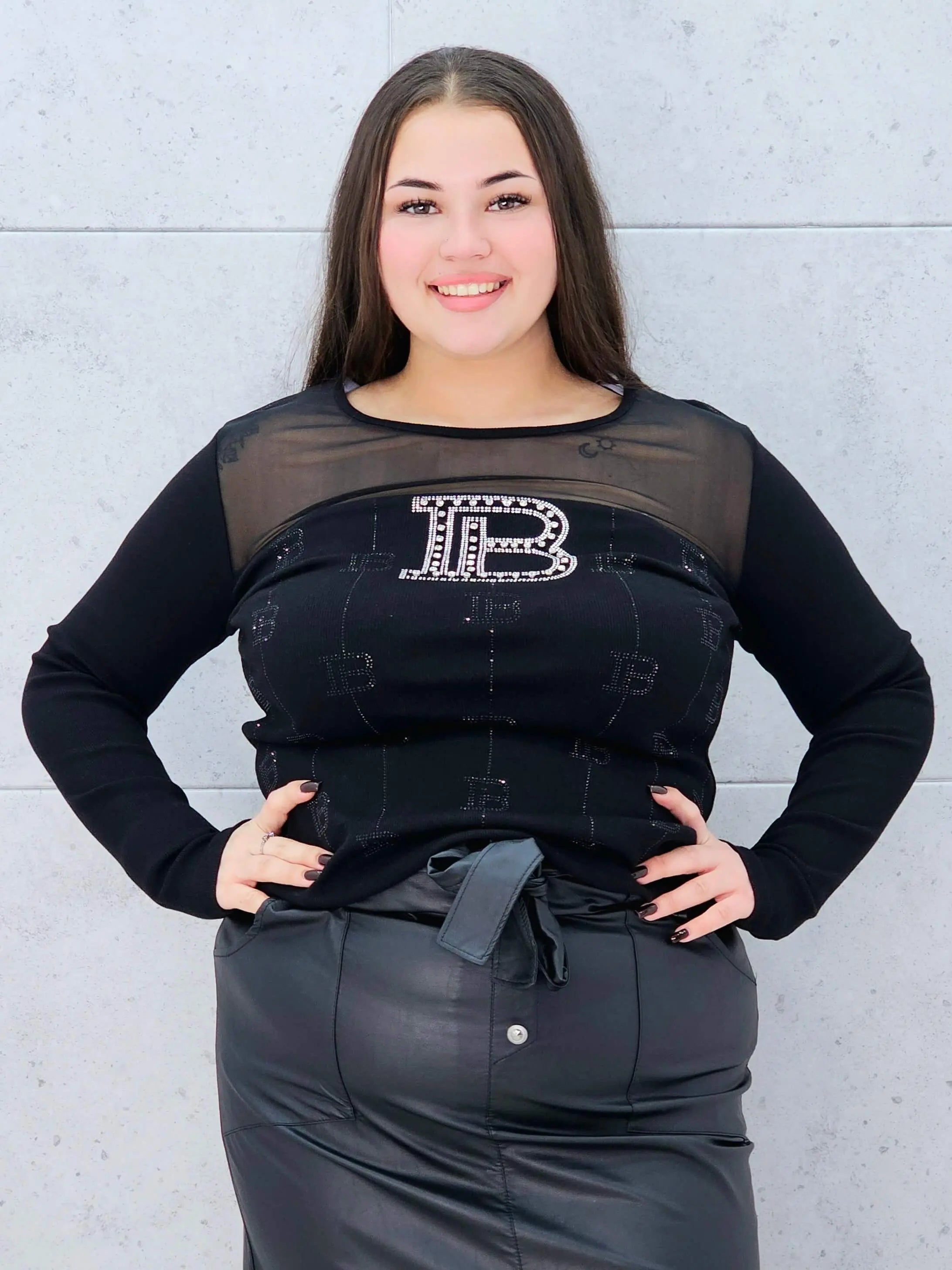 Czarna bluzka plus size z tiulem i cyrkoniowym logo – elegancja z nutą glamour Stylowa XL Stylowa XL