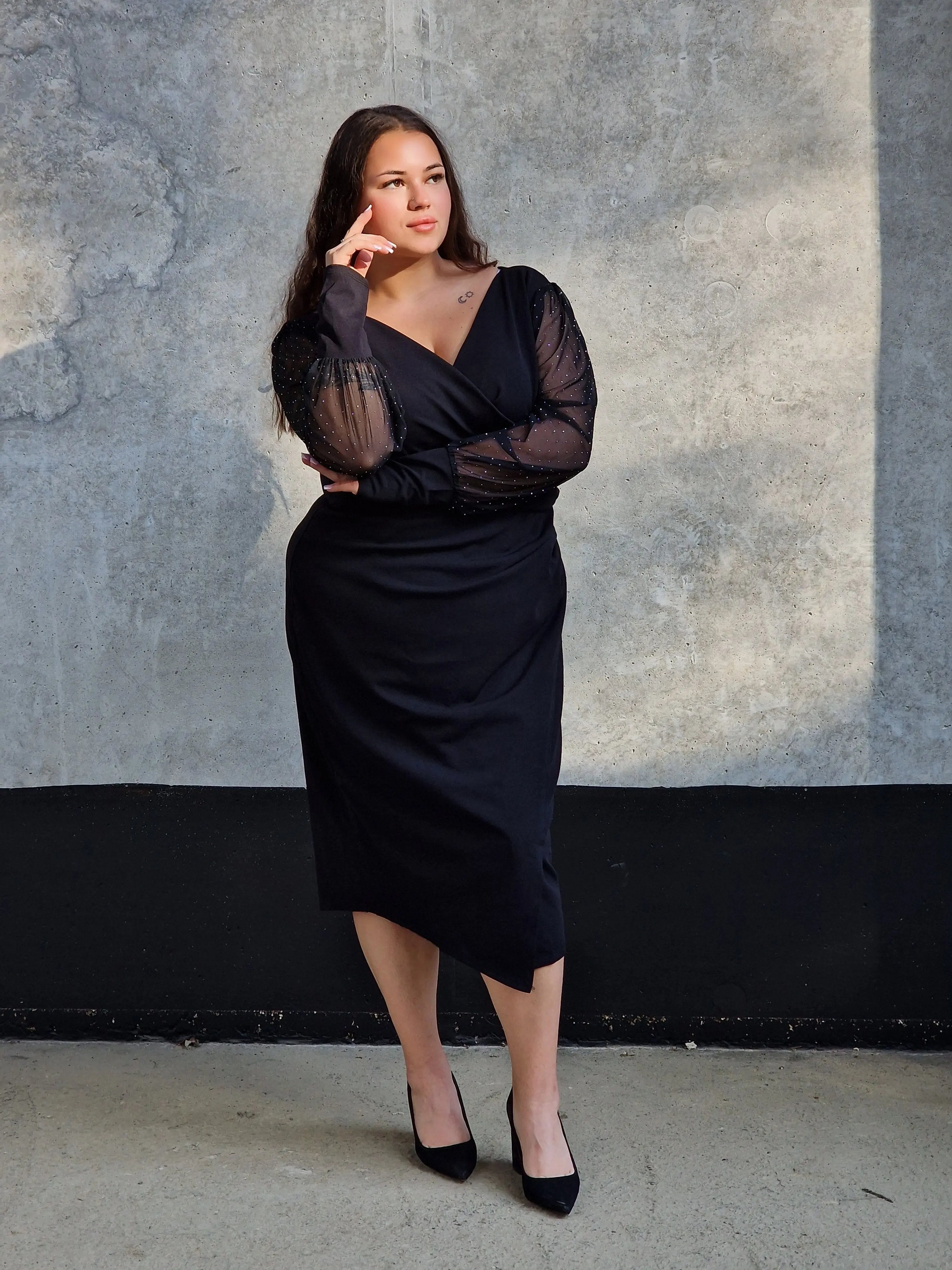 🖤 Czarna elegancka sukienka midi z tiulowymi rękawami – Stylowa XL Stylowa XL