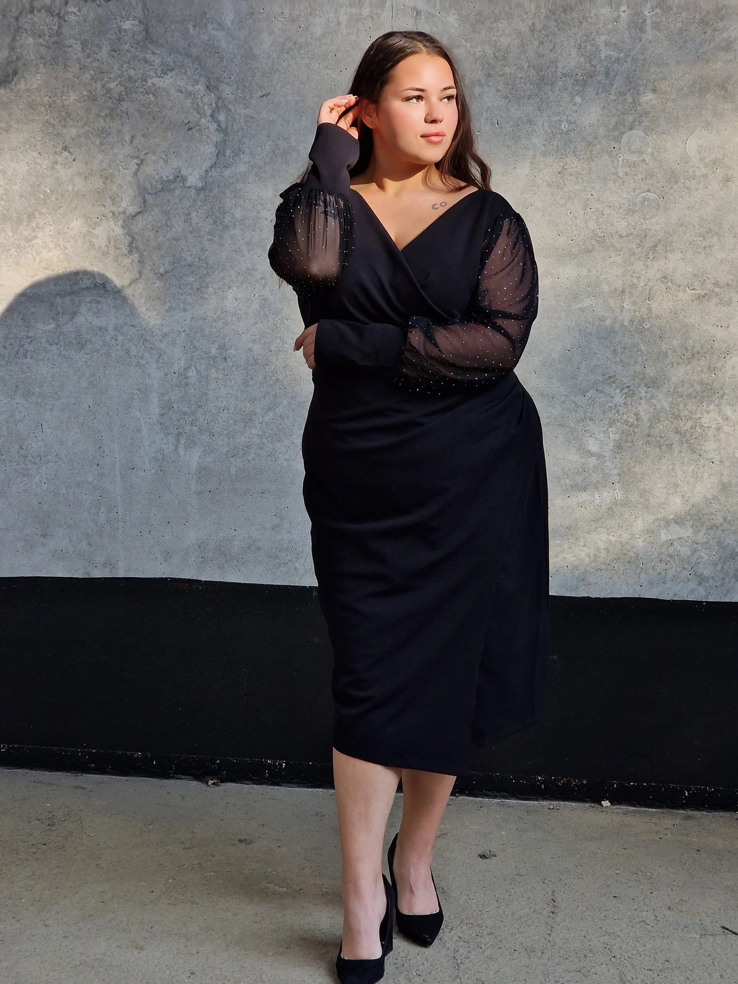 🖤 Czarna elegancka sukienka midi z tiulowymi rękawami – Stylowa XL Stylowa XL