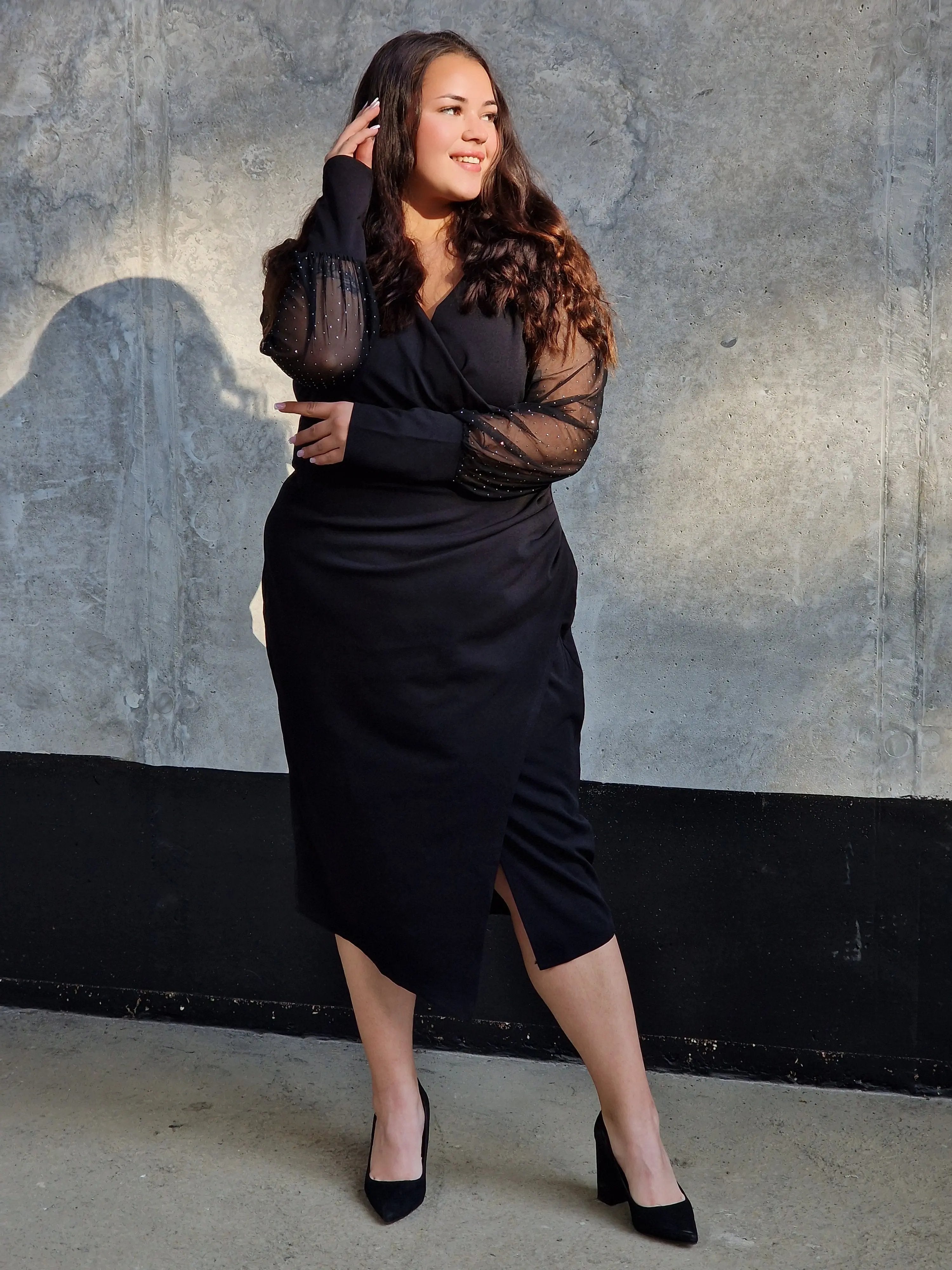 🖤 Czarna elegancka sukienka midi z tiulowymi rękawami – Stylowa XL Stylowa XL