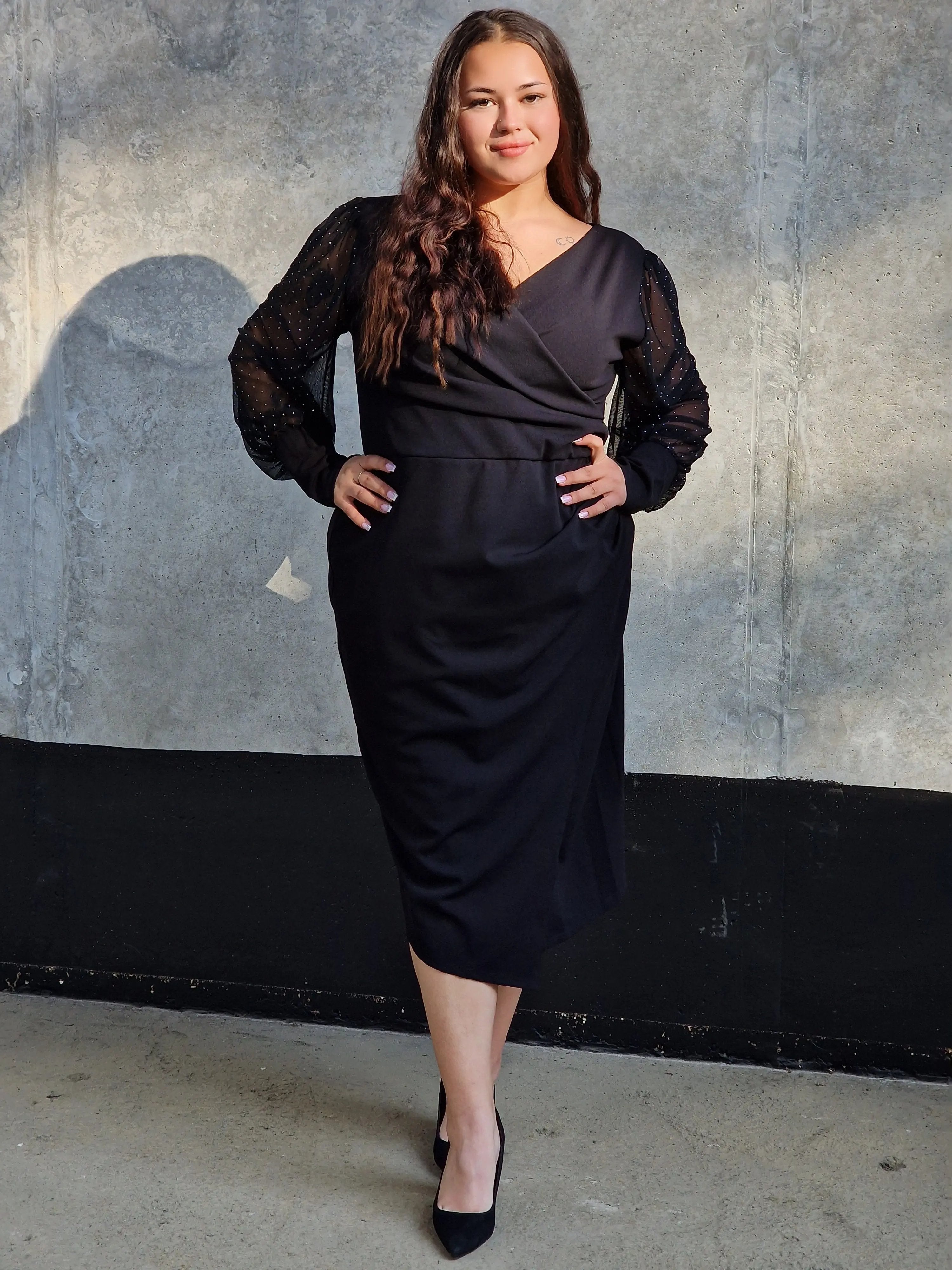 🖤 Czarna elegancka sukienka midi z tiulowymi rękawami – Stylowa XL Stylowa XL