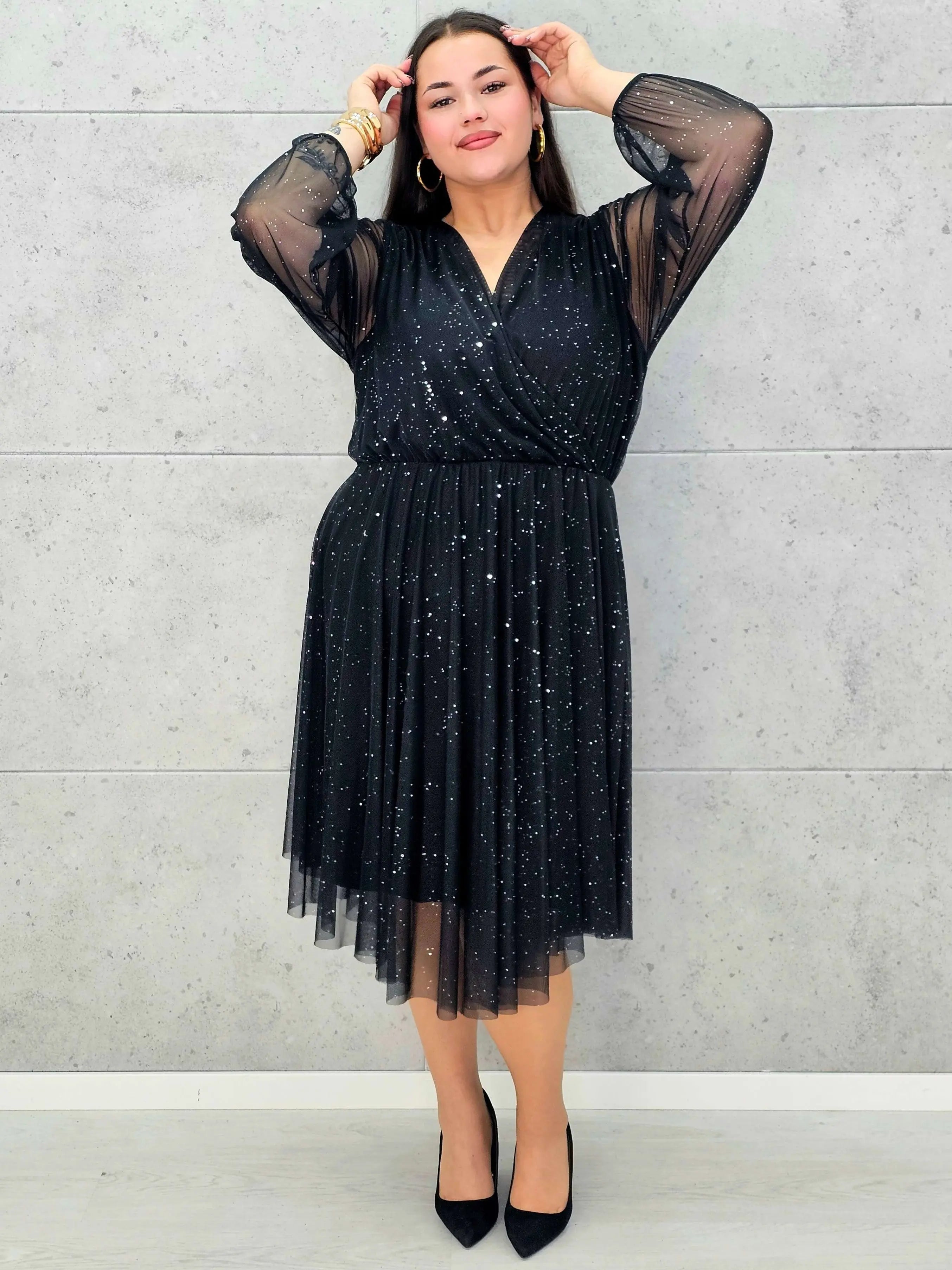 Czarna i bordowa sukienka plus size z połyskiem i kopertowym dekoltem – elegancka midi - Stylowa XL