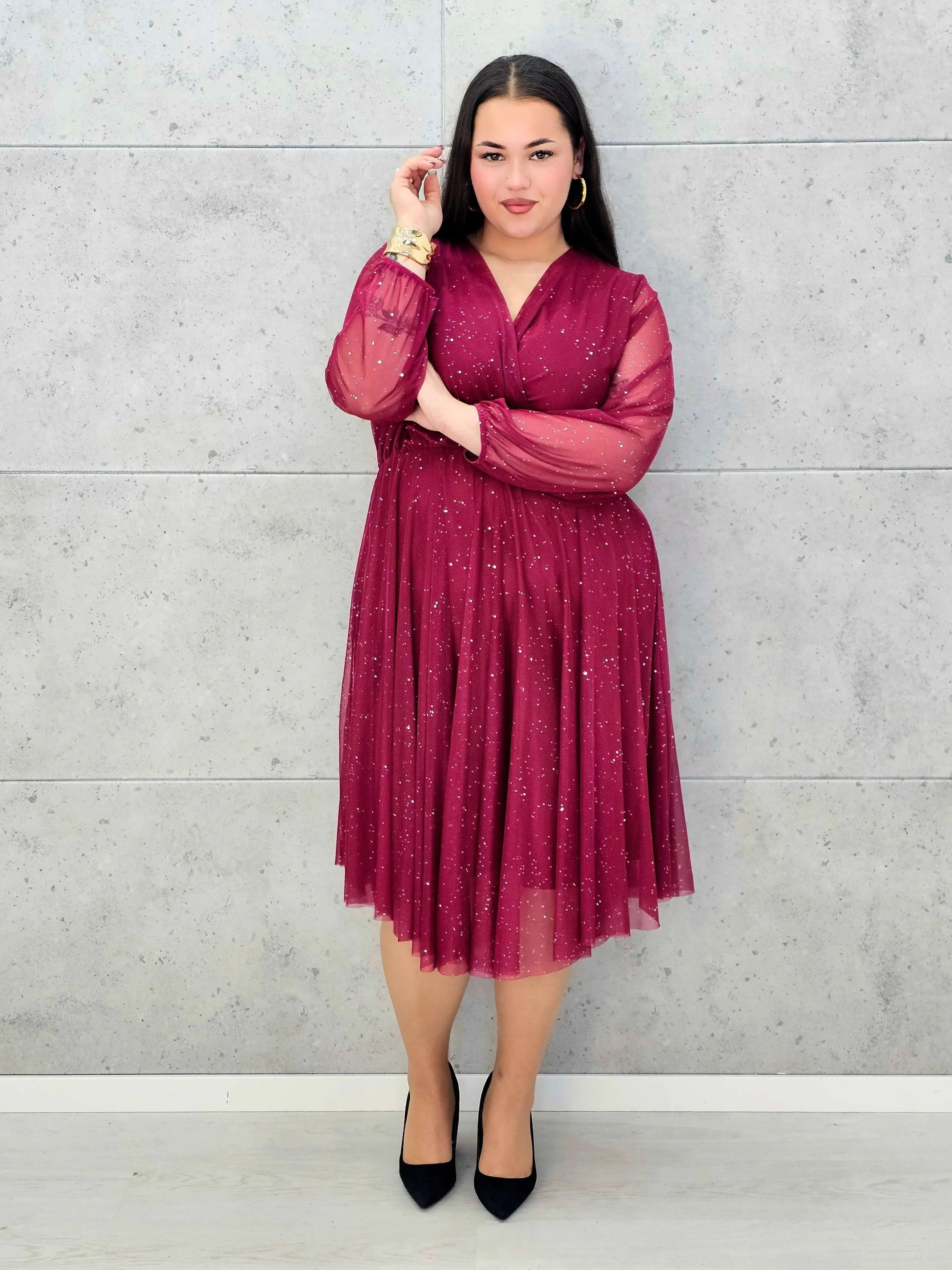Czarna i bordowa sukienka plus size z połyskiem i kopertowym dekoltem – elegancka midi - Stylowa XL