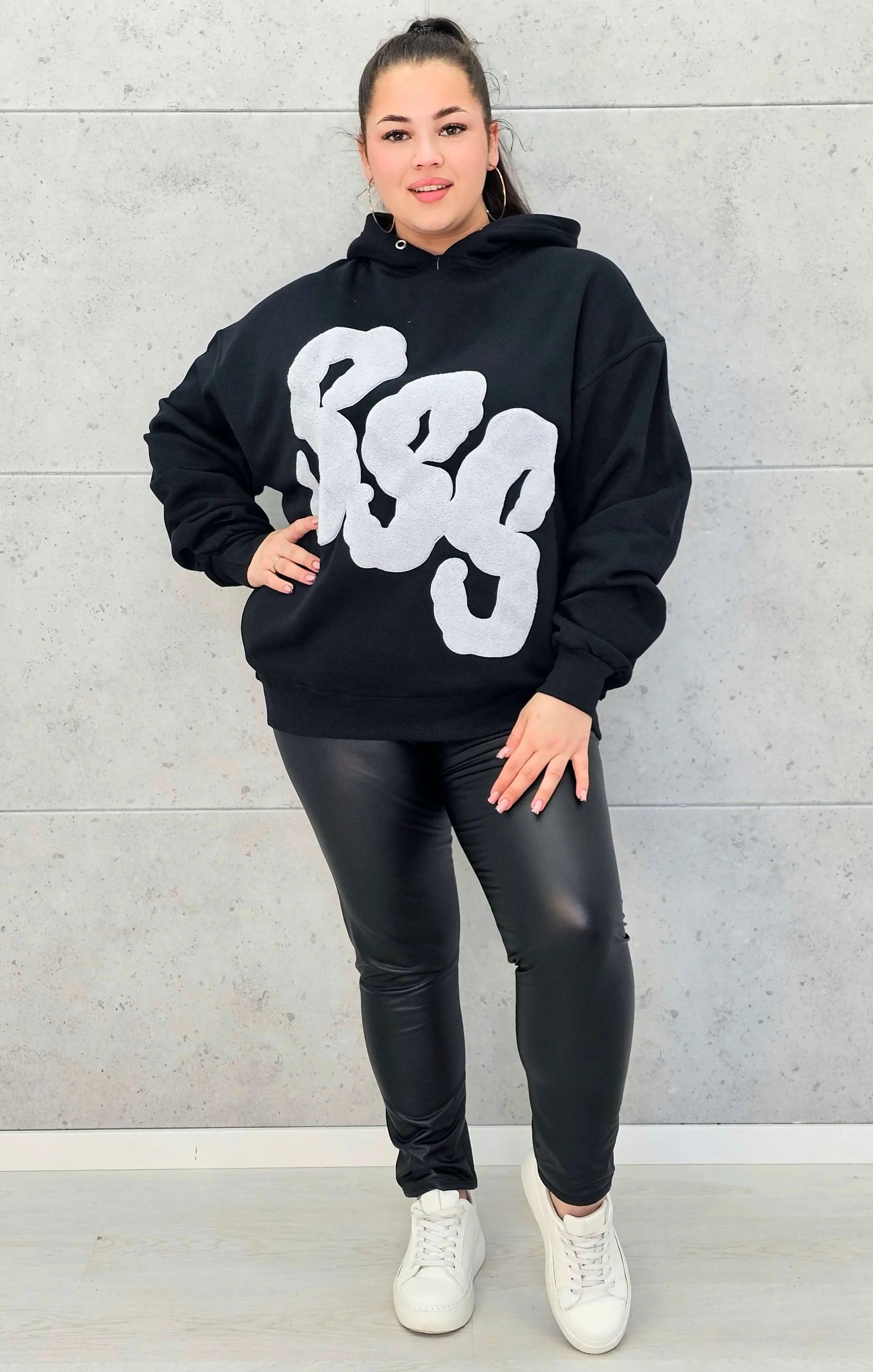 Czarna klasyczna bluza z materiałową wstawką na przodzie Stylowa XL