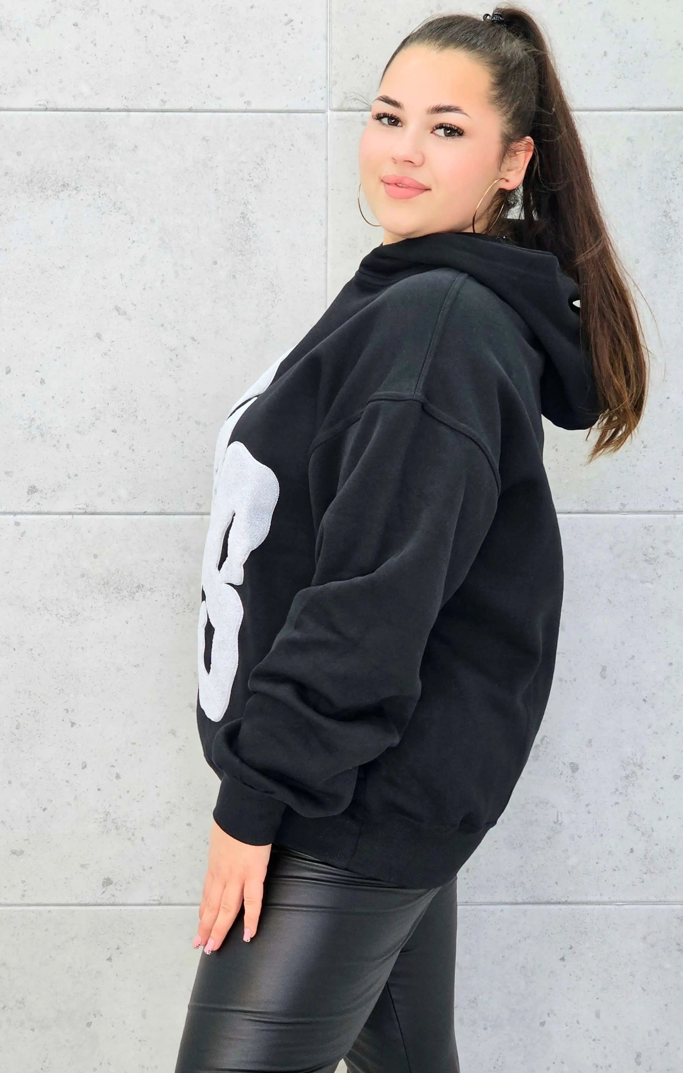 Czarna klasyczna bluza z materiałową wstawką na przodzie Stylowa XL