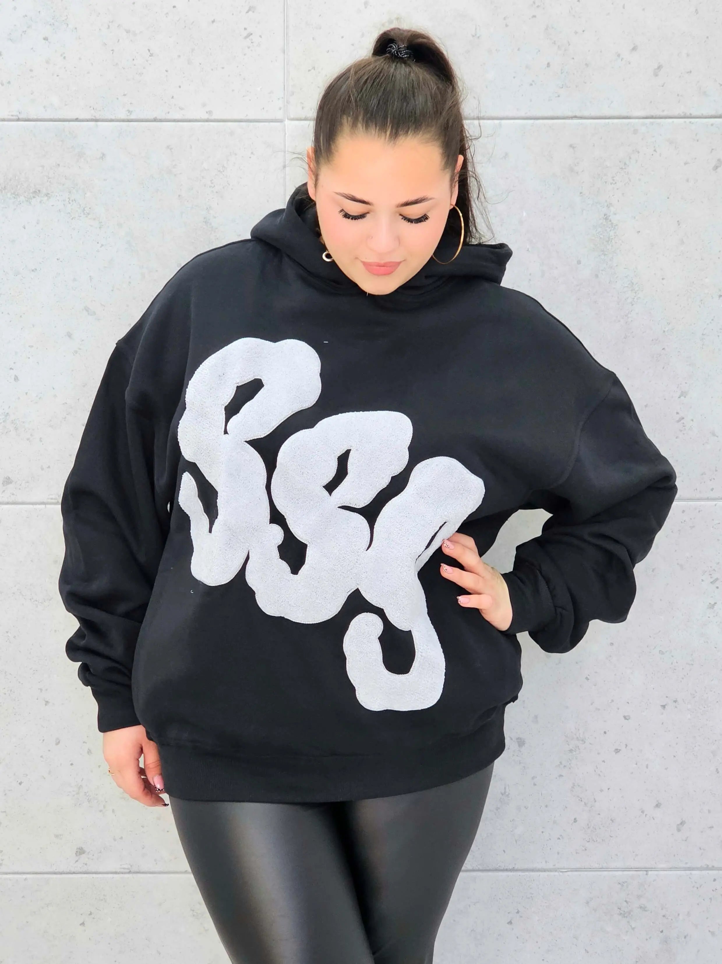 Czarna klasyczna bluza z materiałową wstawką na przodzie Stylowa XL