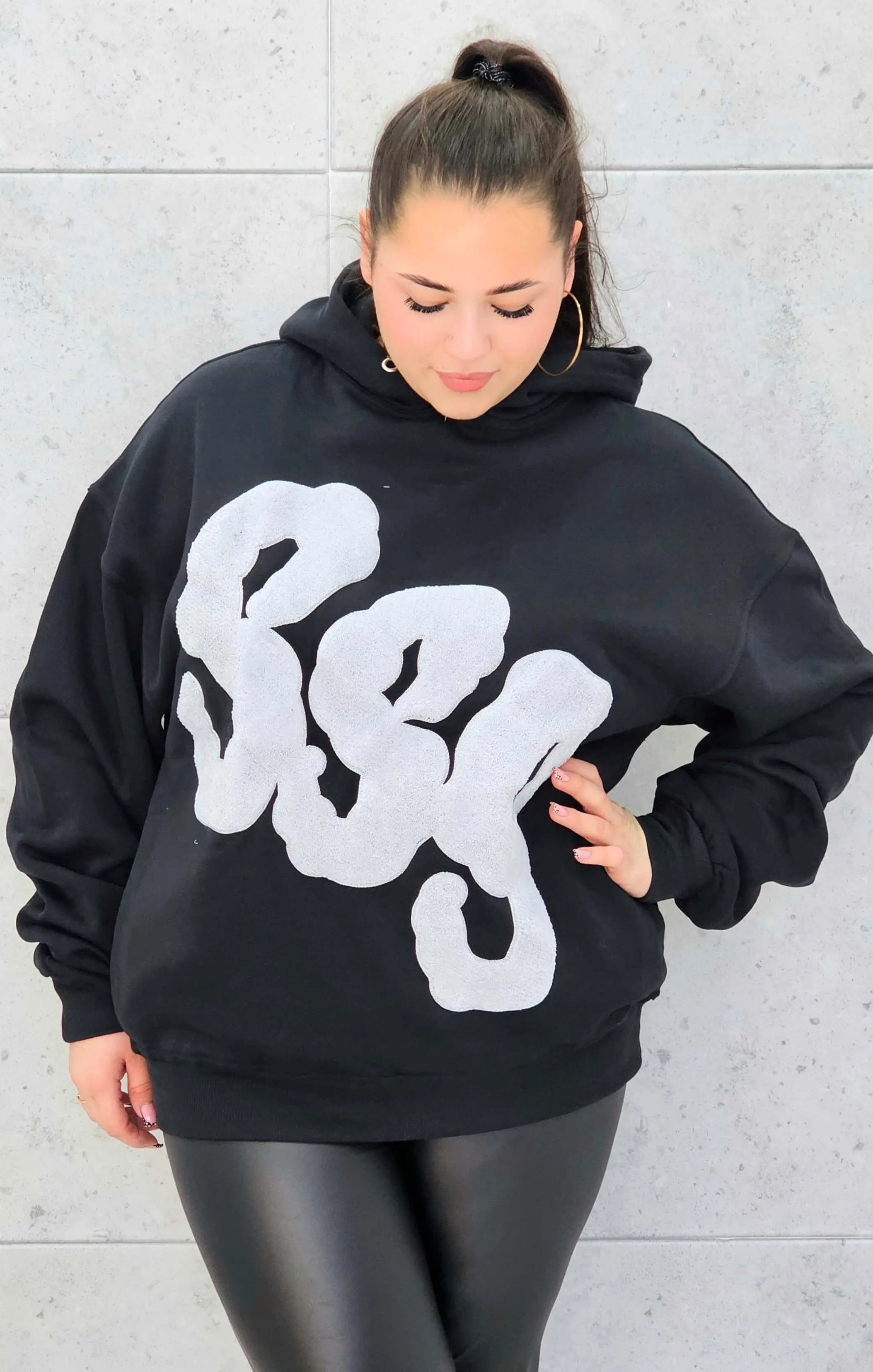 Czarna klasyczna bluza z materiałową wstawką na przodzie Stylowa XL
