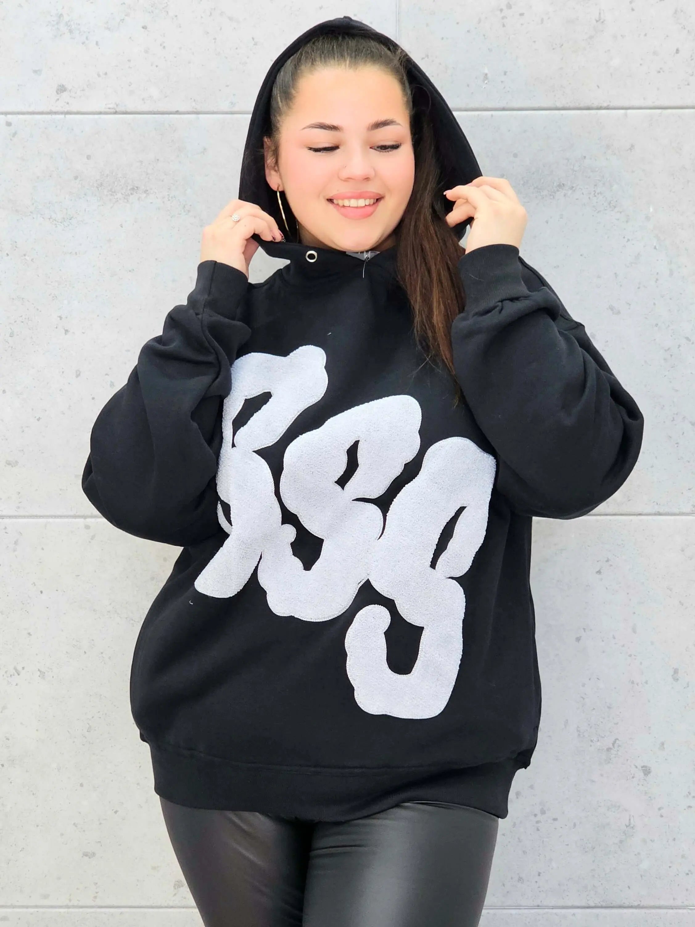 Czarna klasyczna bluza z materiałową wstawką na przodzie Stylowa XL