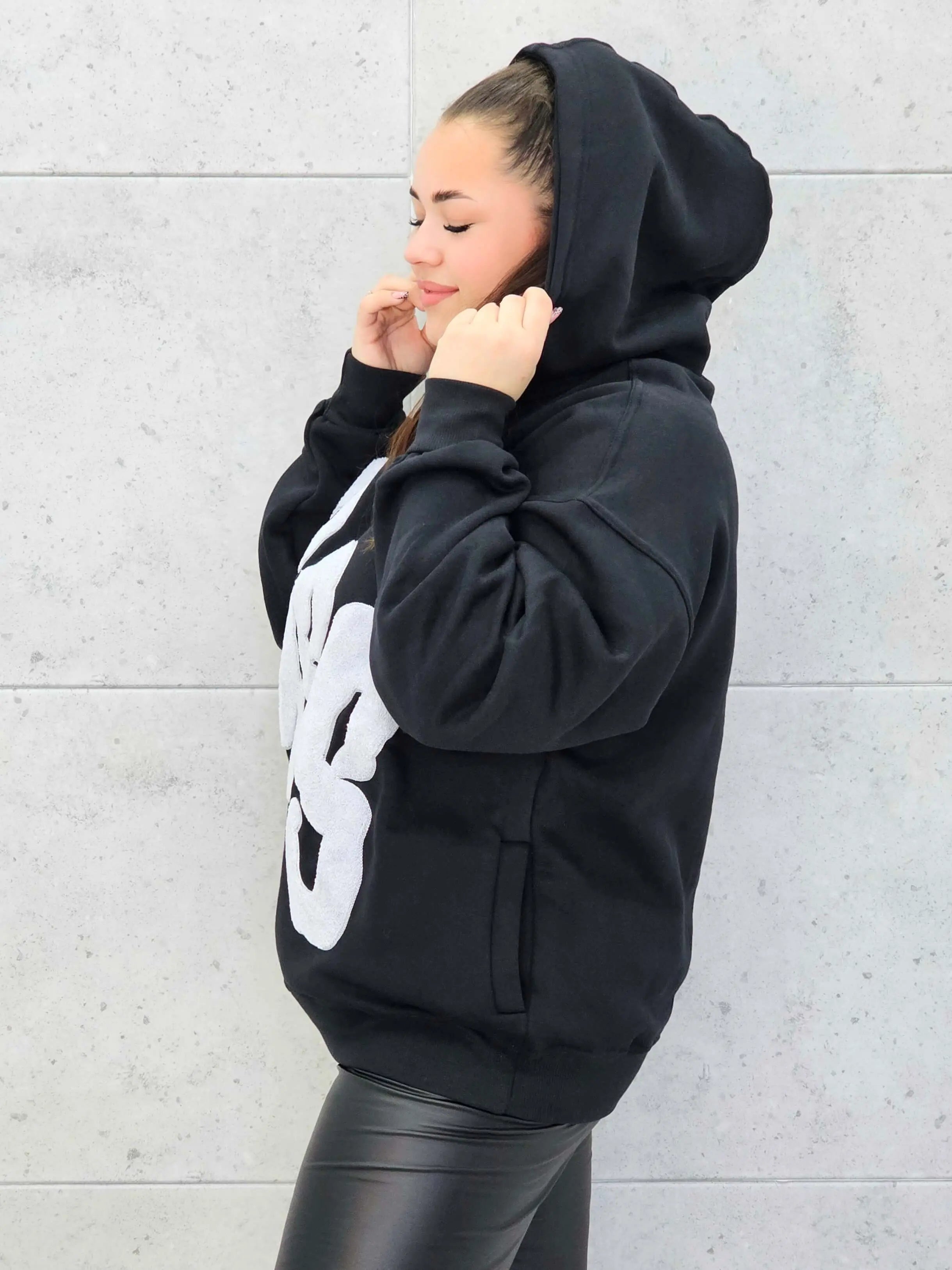 Czarna klasyczna bluza z materiałową wstawką na przodzie Stylowa XL