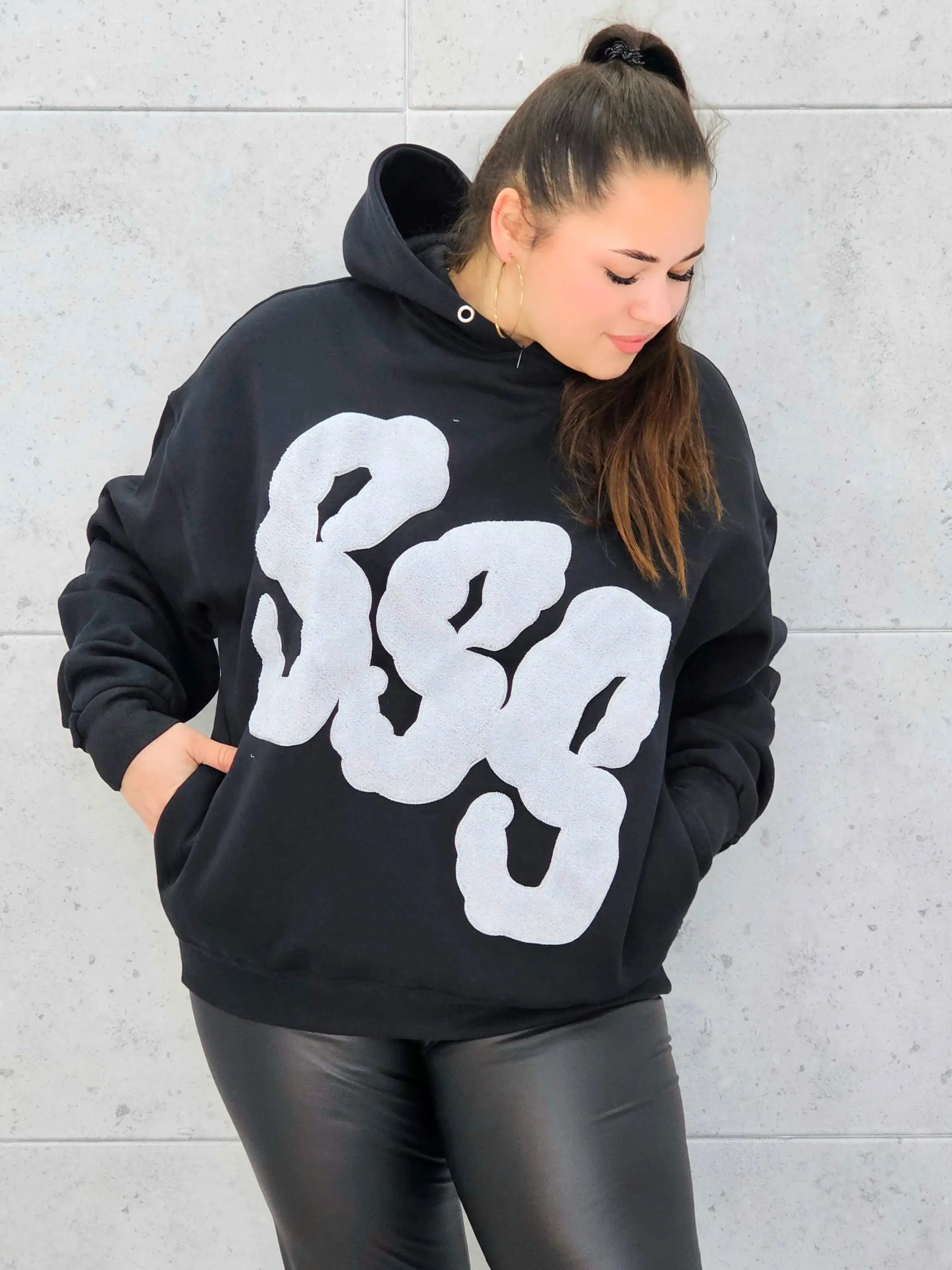 Czarna klasyczna bluza z materiałową wstawką na przodzie Stylowa XL