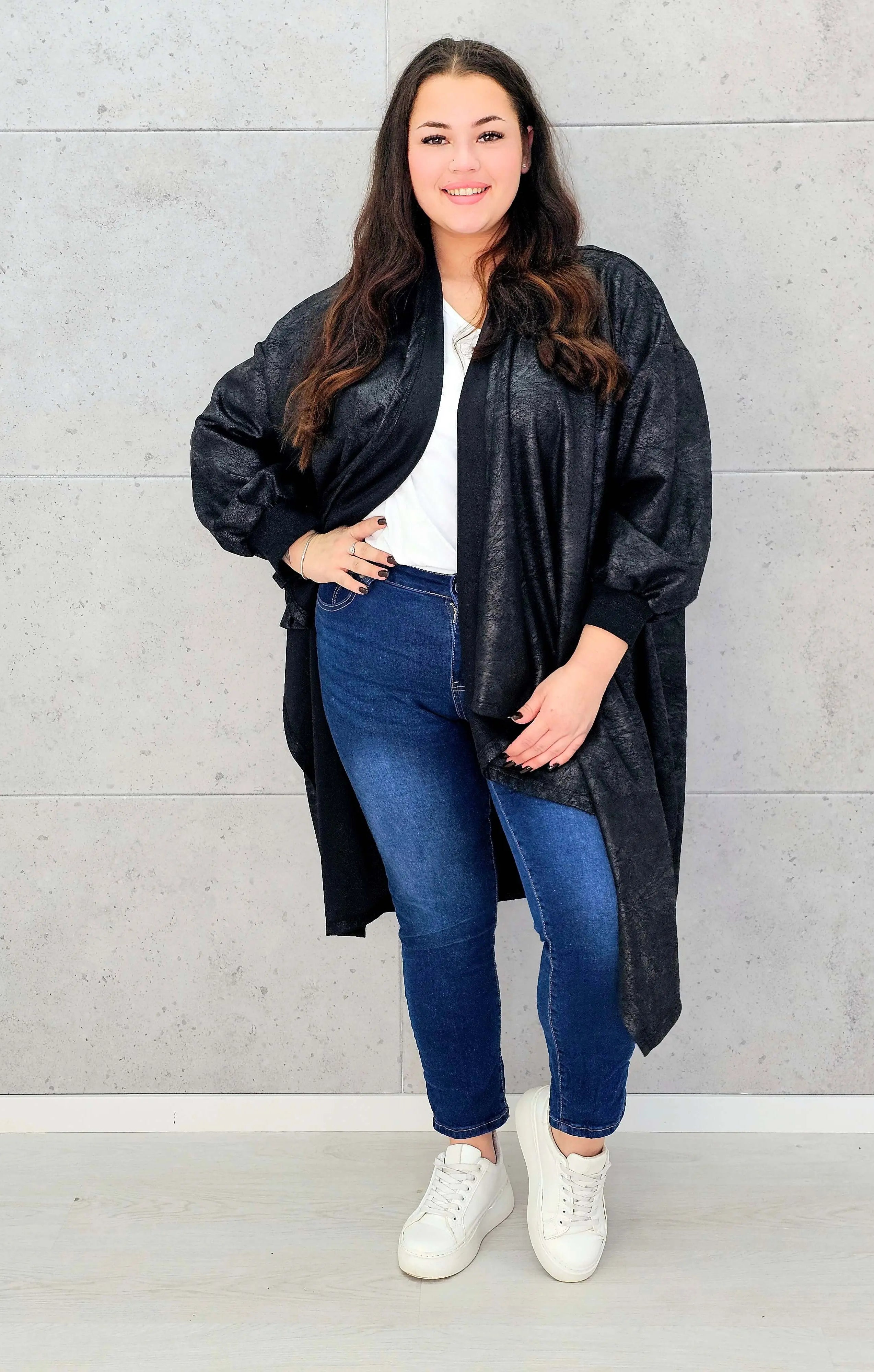 Czarna narzutka oversize z efektem skóry XXL – elegancja i styl w modzie plus size Stylowa XL