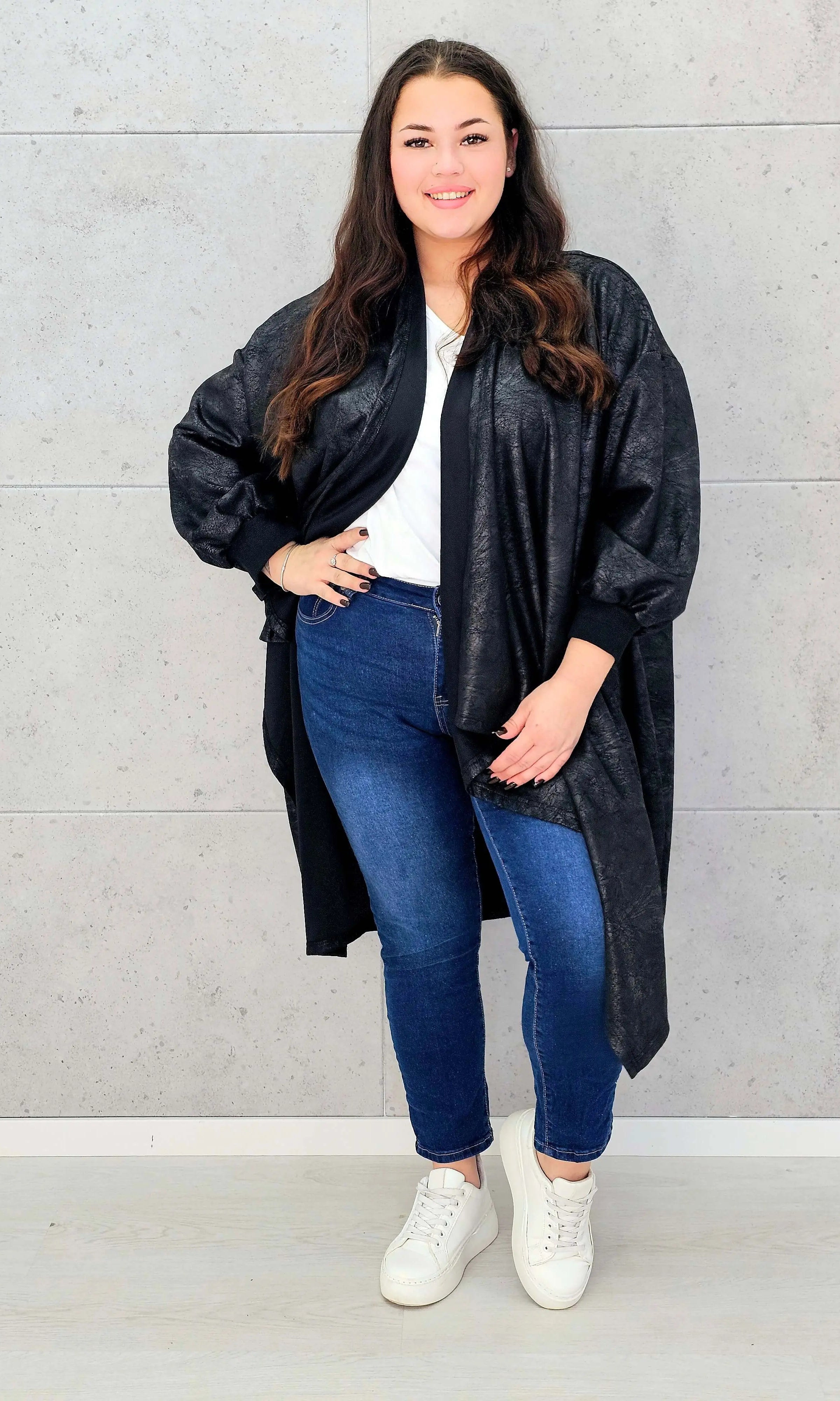 Czarna narzutka oversize z efektem skóry XXL – elegancja i styl w modzie plus size Stylowa XL
