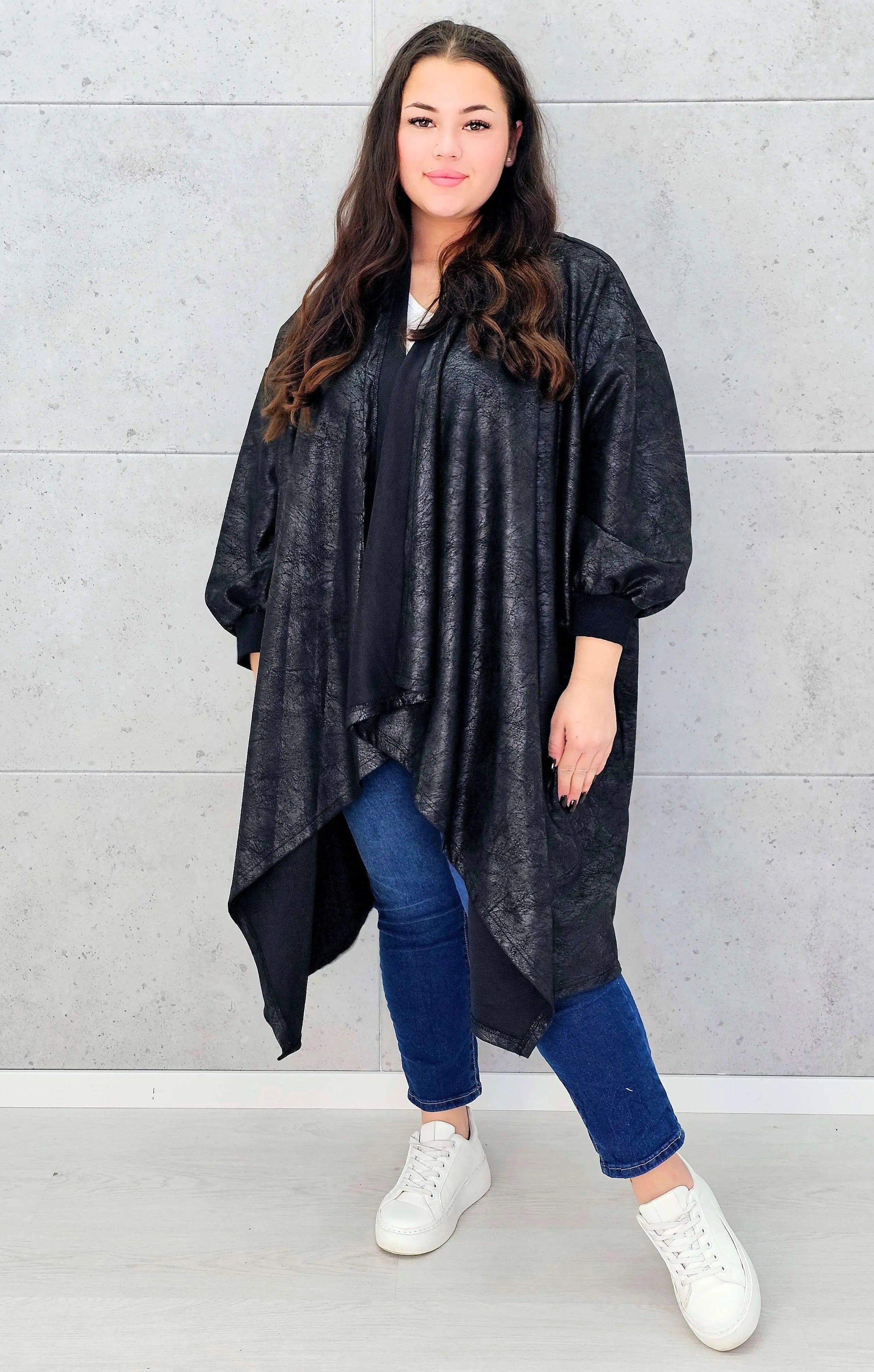 Czarna narzutka oversize z efektem skóry XXL – elegancja i styl w modzie plus size Stylowa XL