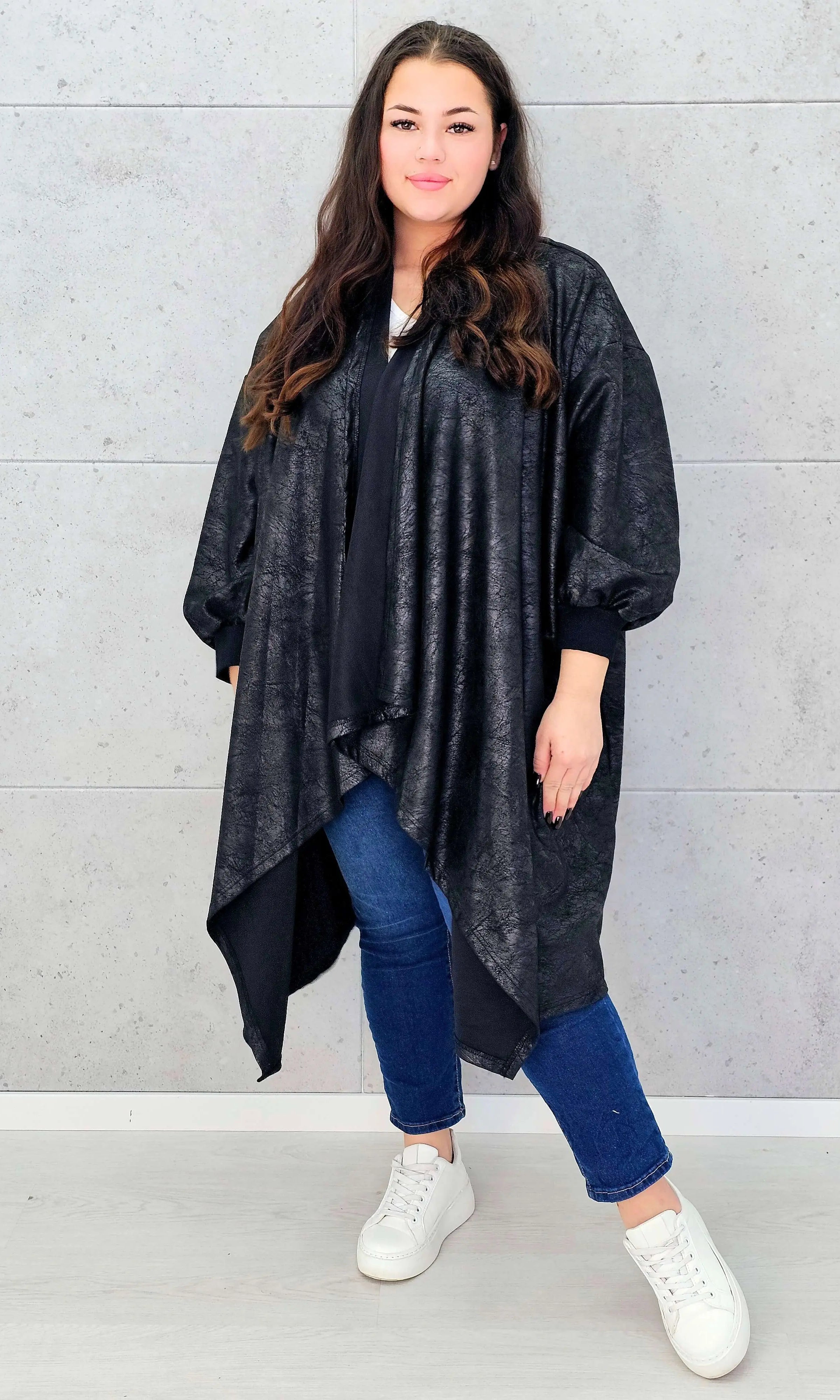 Czarna narzutka oversize z efektem skóry XXL – elegancja i styl w modzie plus size Stylowa XL