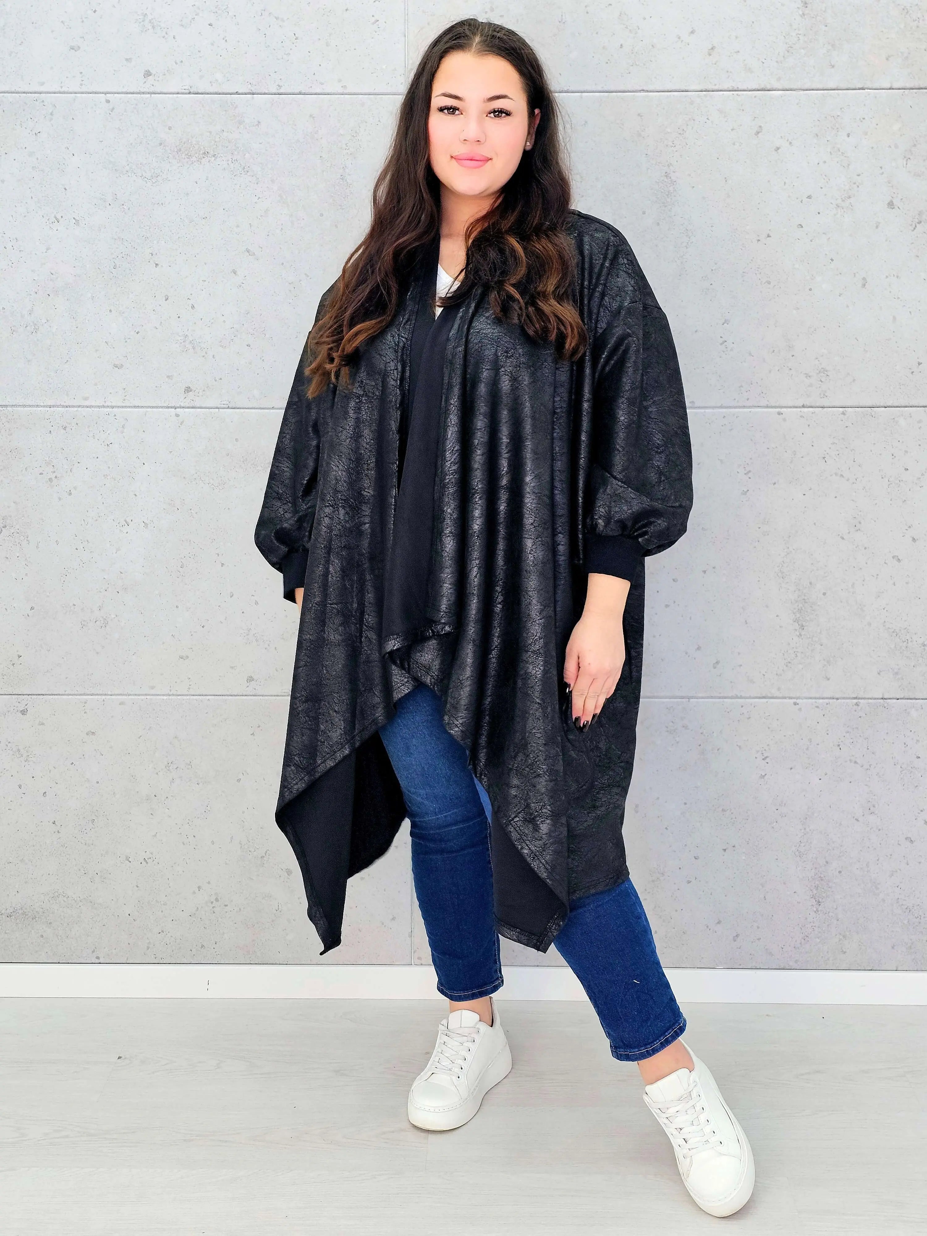 Czarna narzutka oversize z efektem skóry XXL – elegancja i styl w modzie plus size Stylowa XL