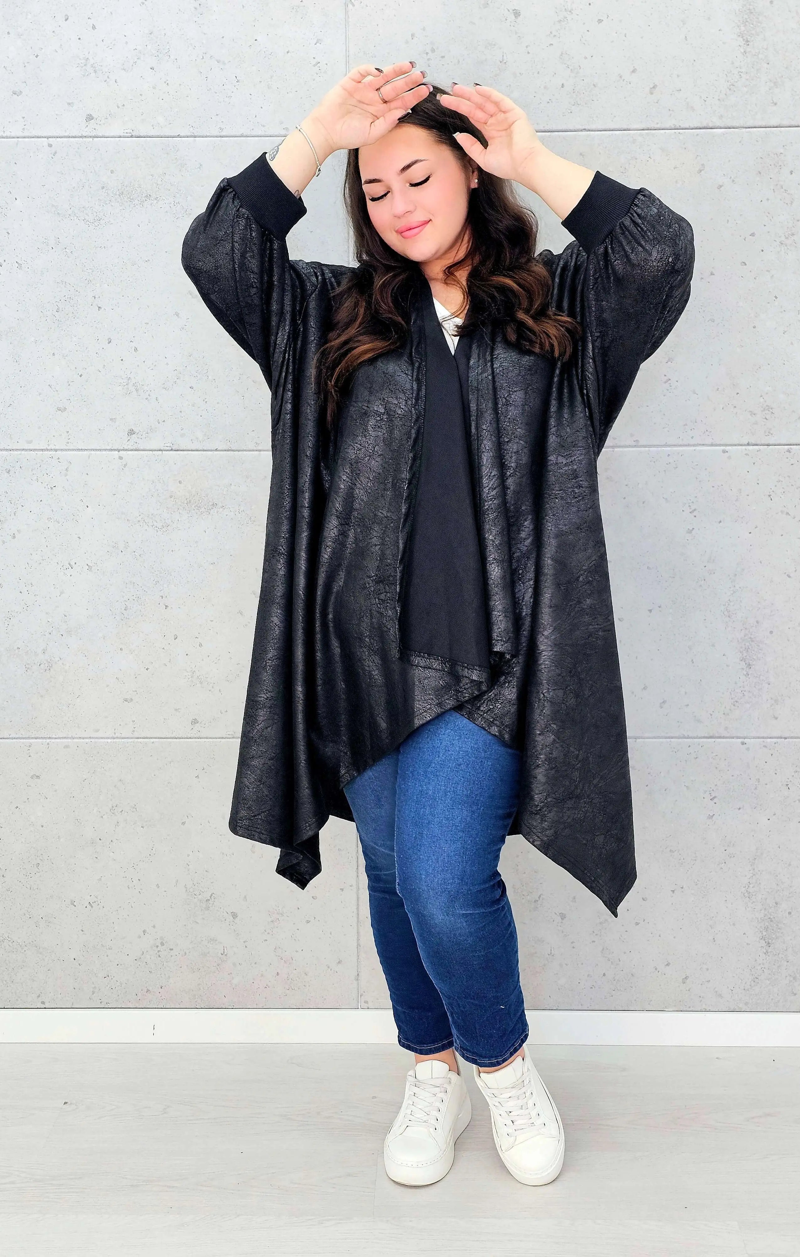 Czarna narzutka oversize z efektem skóry XXL – elegancja i styl w modzie plus size Stylowa XL