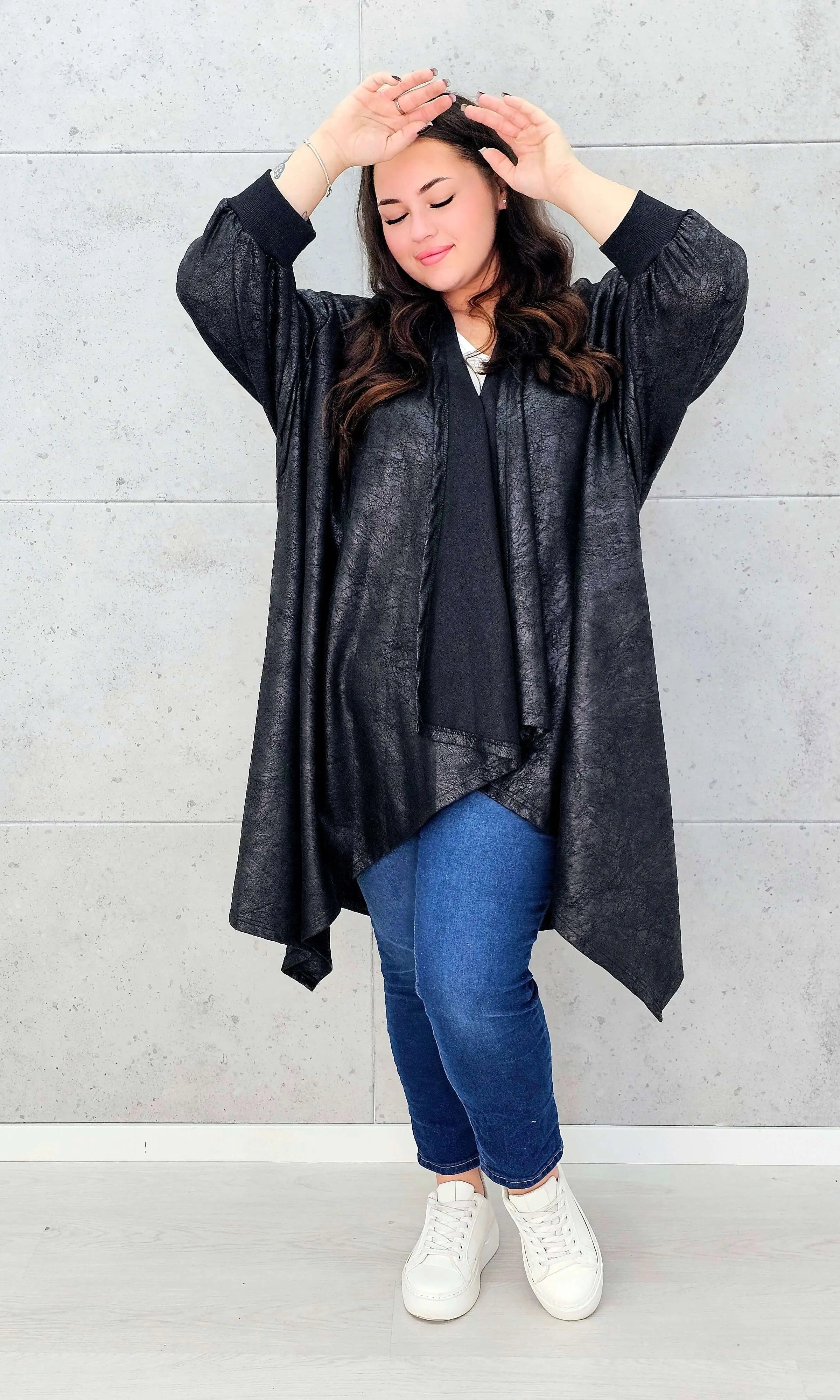 Czarna narzutka oversize z efektem skóry XXL – elegancja i styl w modzie plus size Stylowa XL