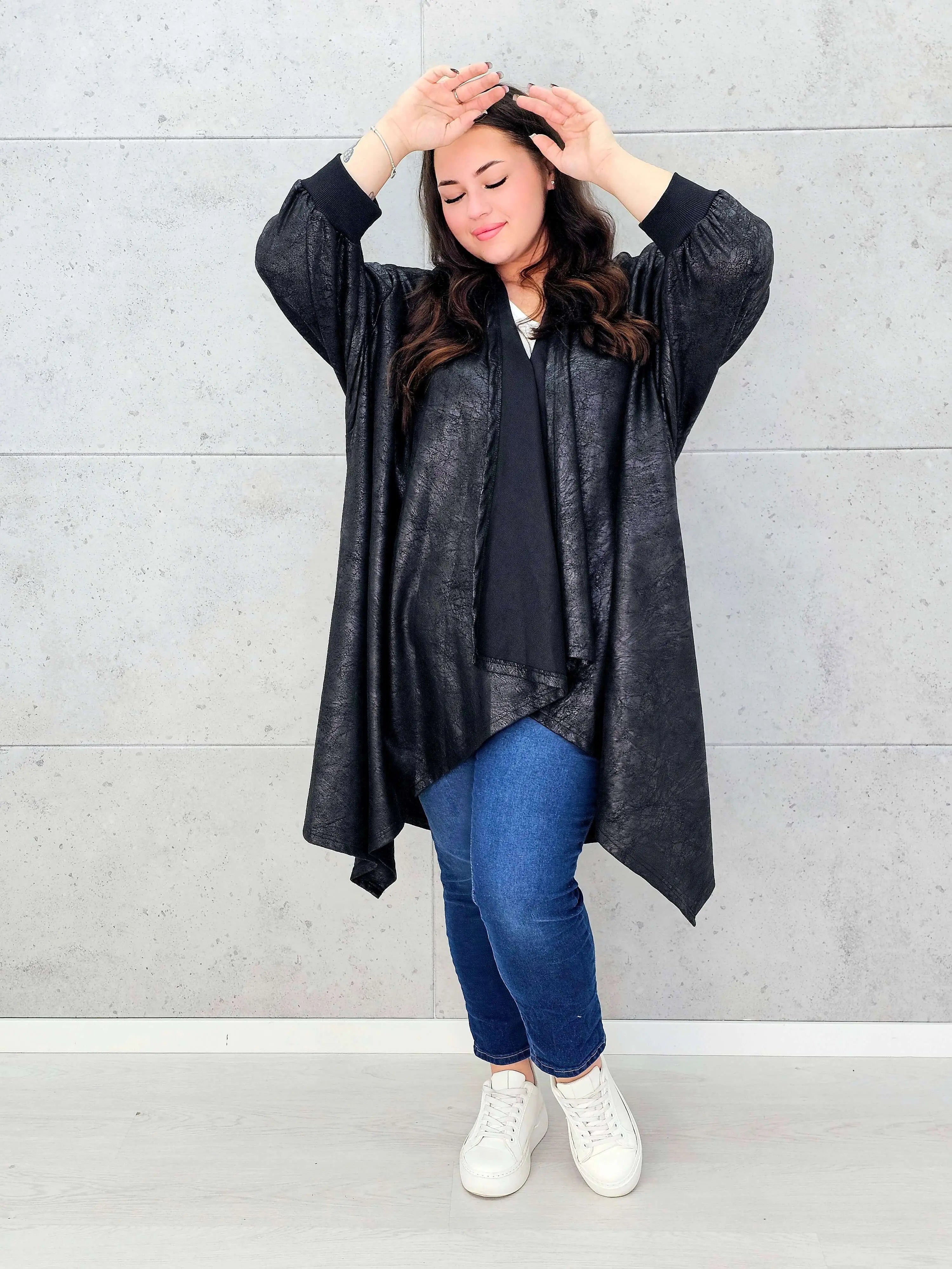 Czarna narzutka oversize z efektem skóry XXL – elegancja i styl w modzie plus size Stylowa XL
