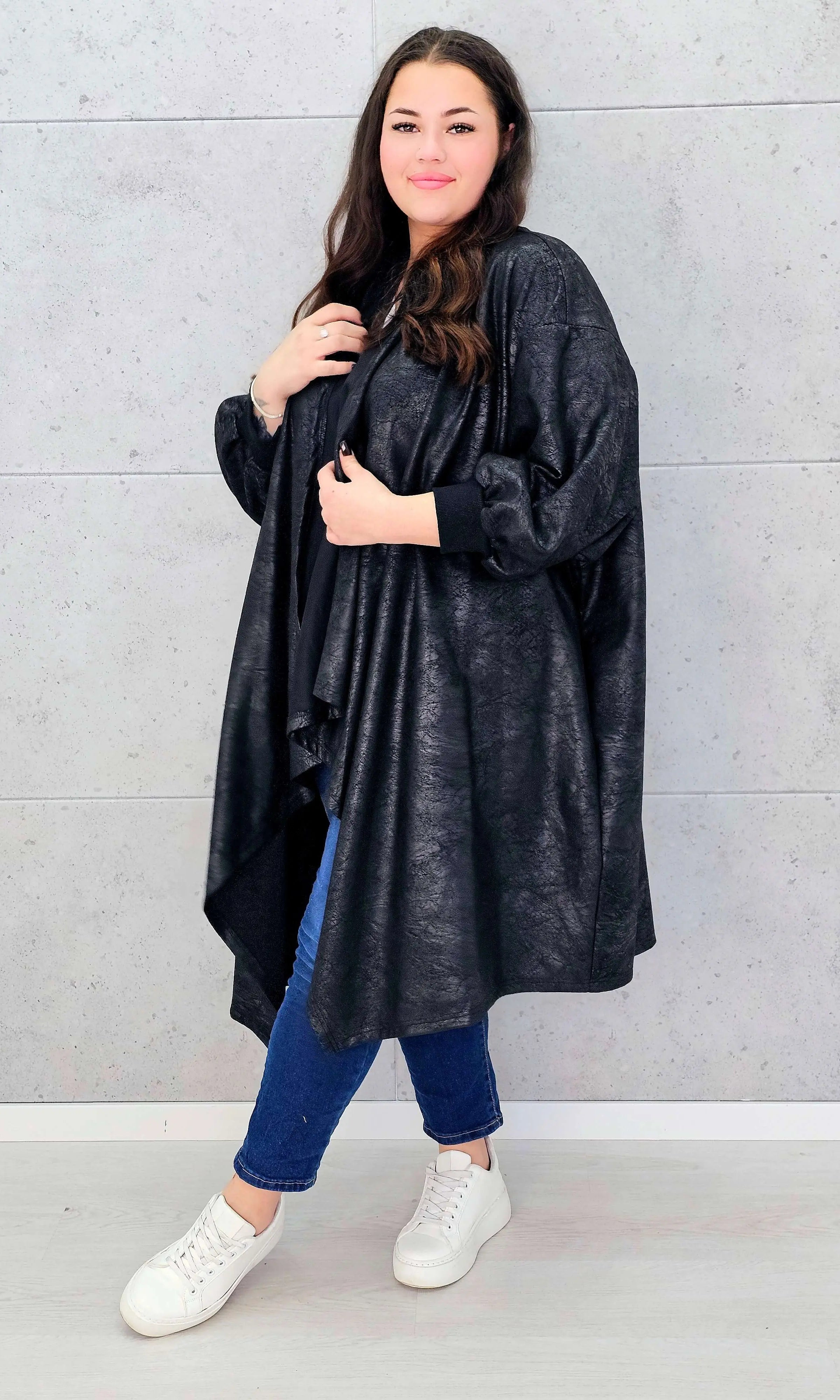 Czarna narzutka oversize z efektem skóry XXL – elegancja i styl w modzie plus size Stylowa XL
