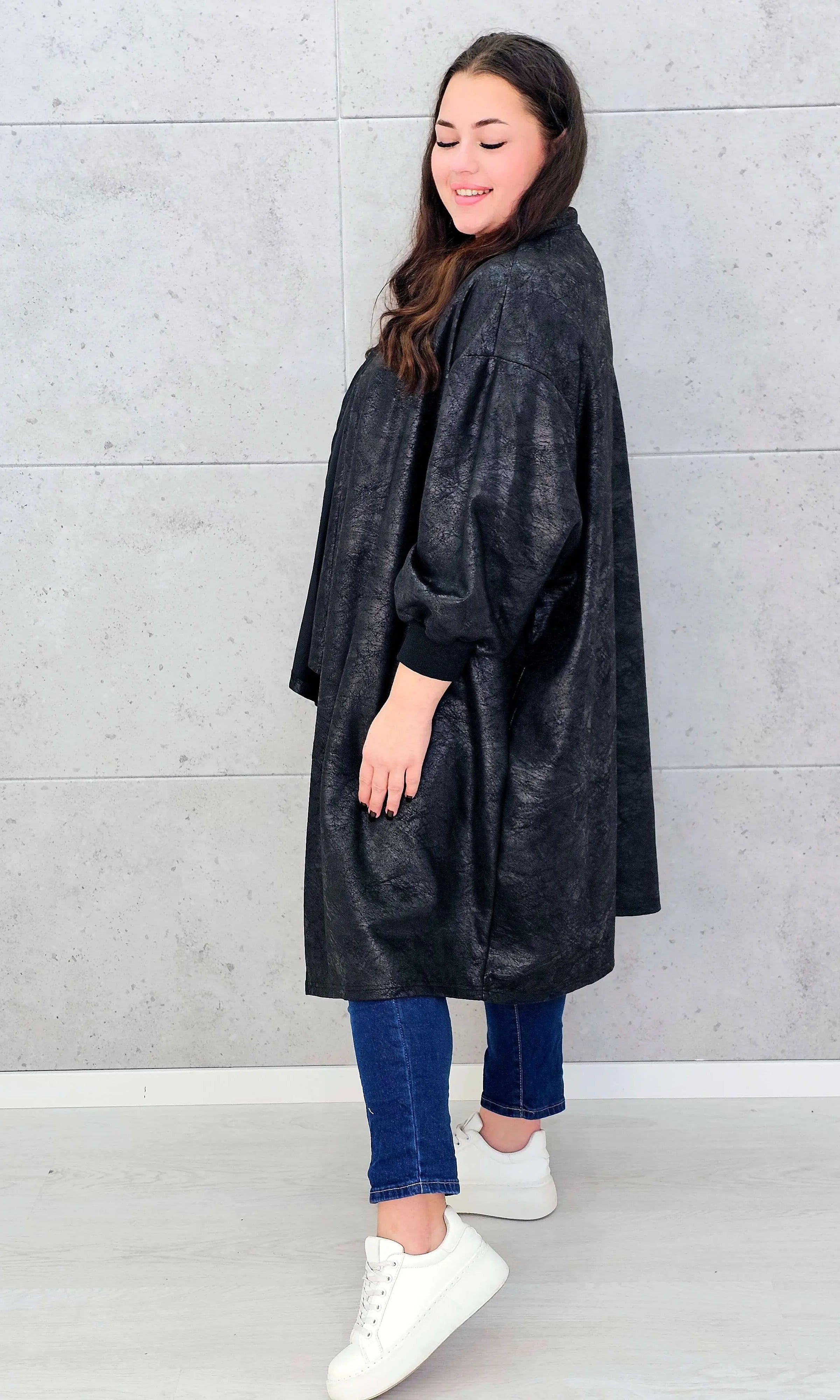 Czarna narzutka oversize z efektem skóry XXL – elegancja i styl w modzie plus size Stylowa XL
