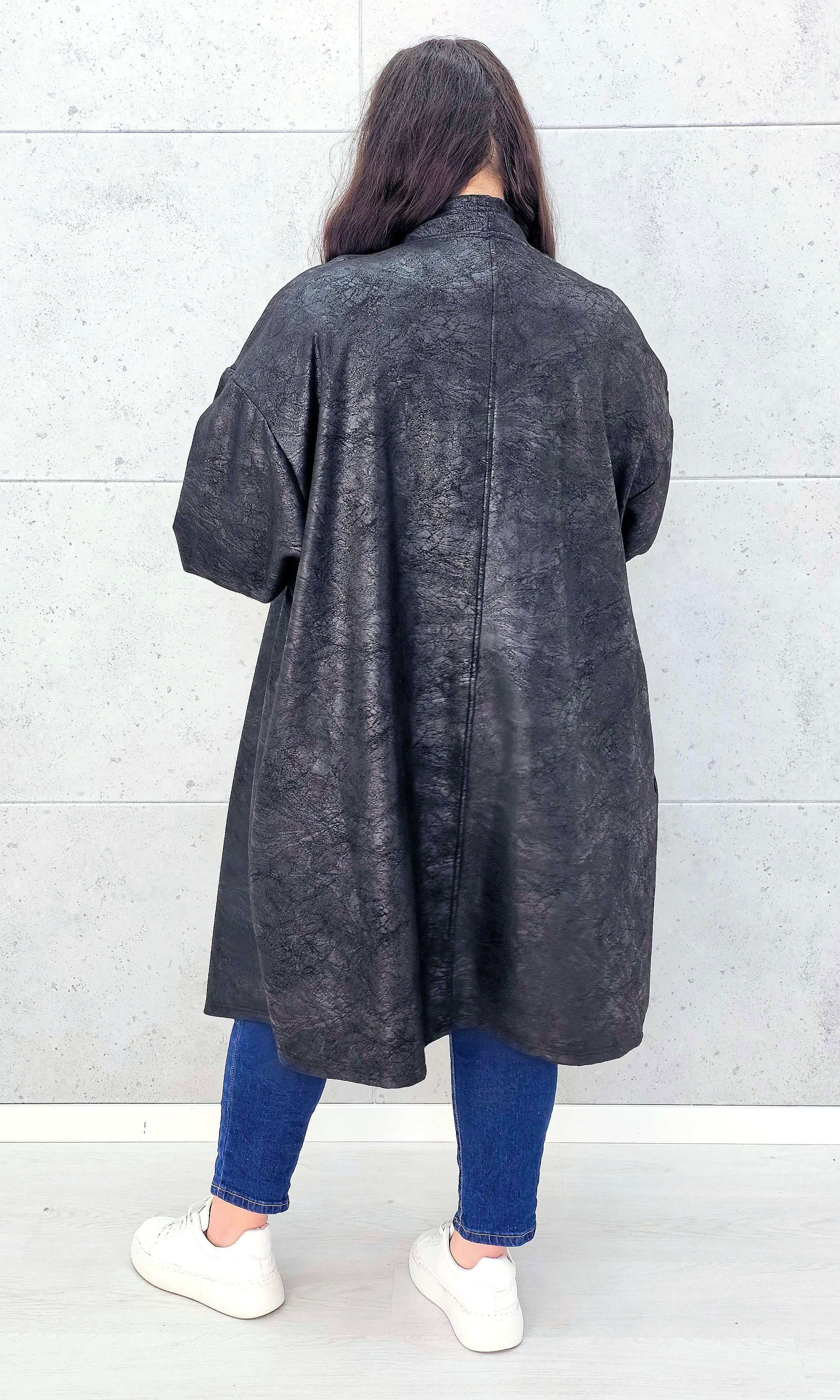 Czarna narzutka oversize z efektem skóry XXL – elegancja i styl w modzie plus size Stylowa XL