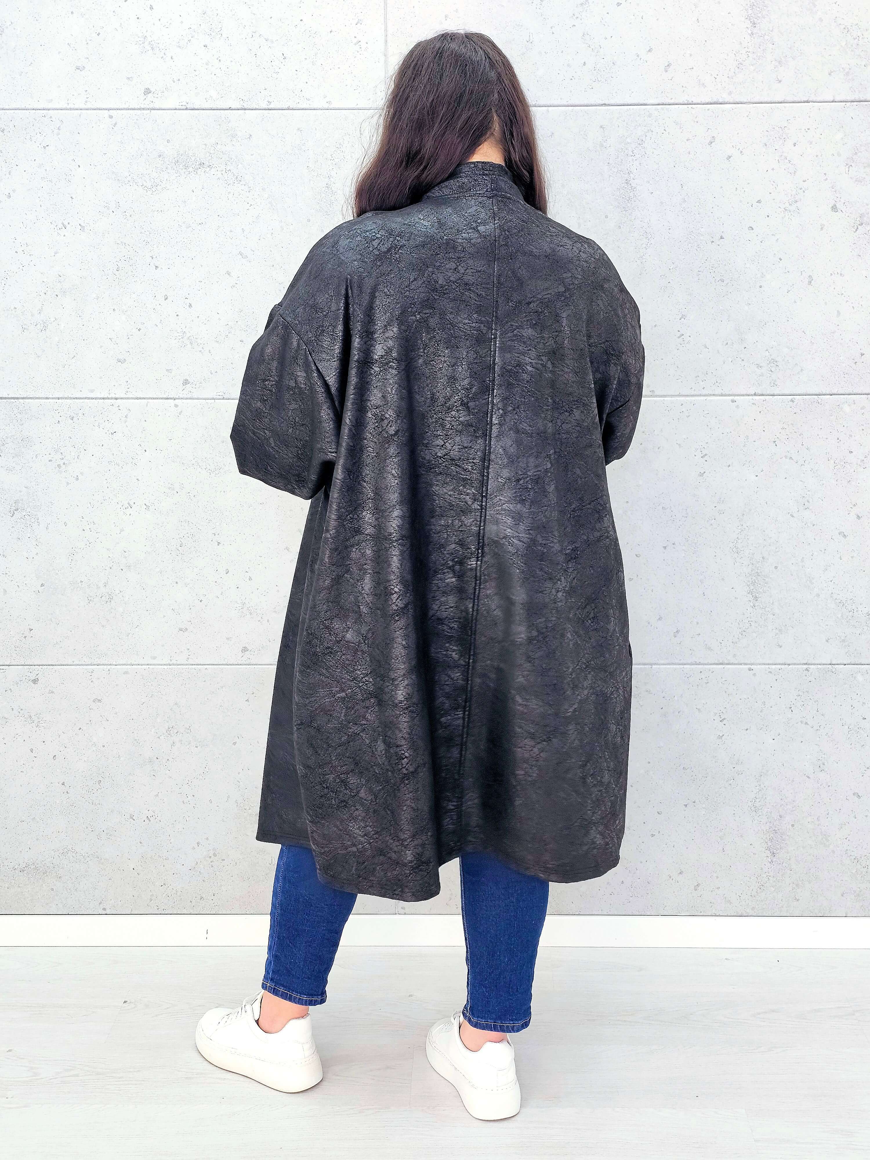 Czarna narzutka oversize z efektem skóry XXL – elegancja i styl w modzie plus size Stylowa XL