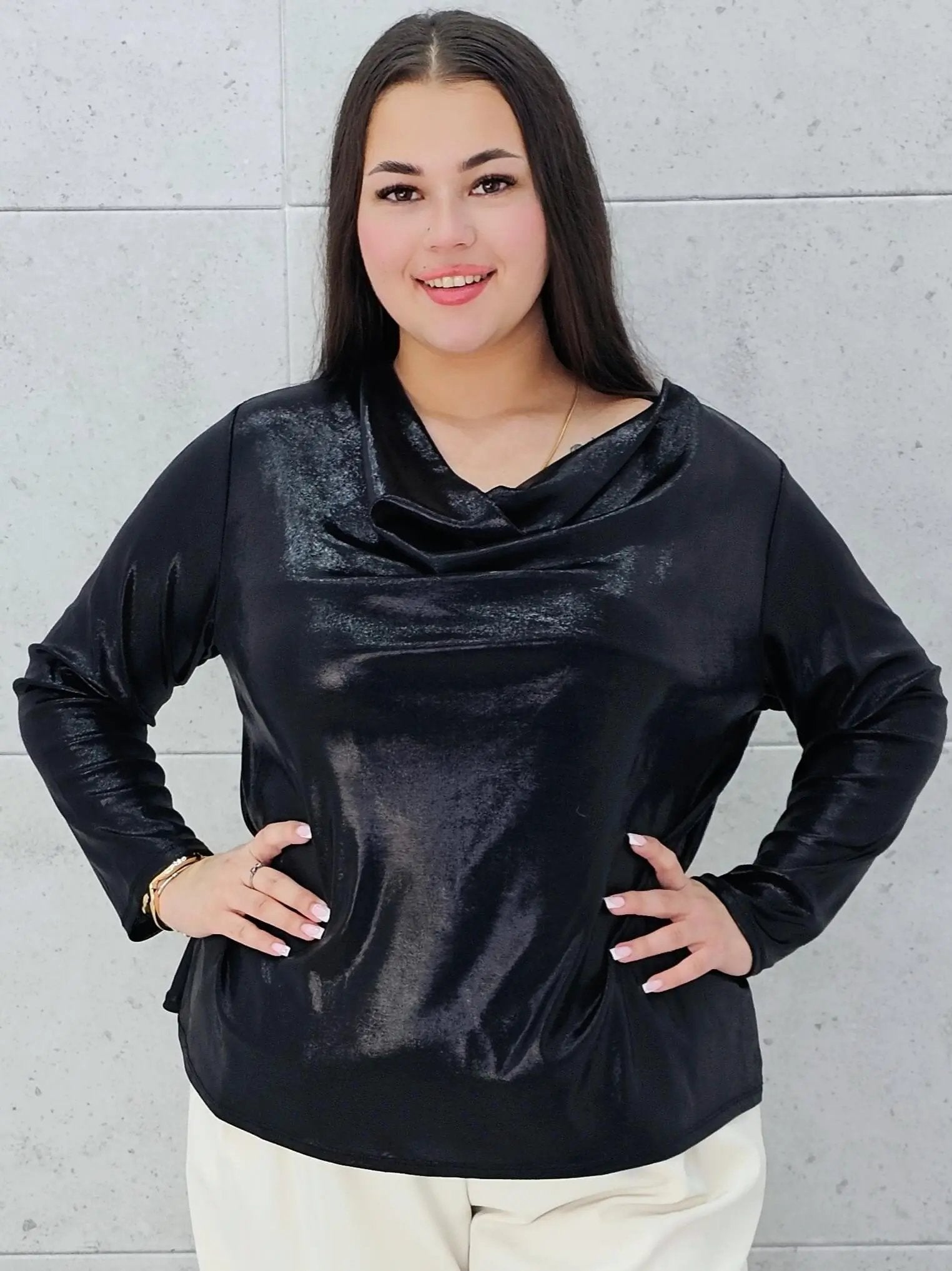 Czarna połyskująca bluzka z drapowaniem Stylowa XL