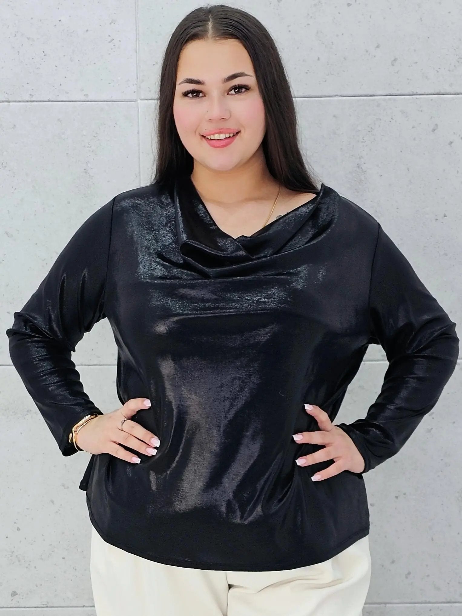 Czarna połyskująca bluzka z drapowaniem Stylowa XL