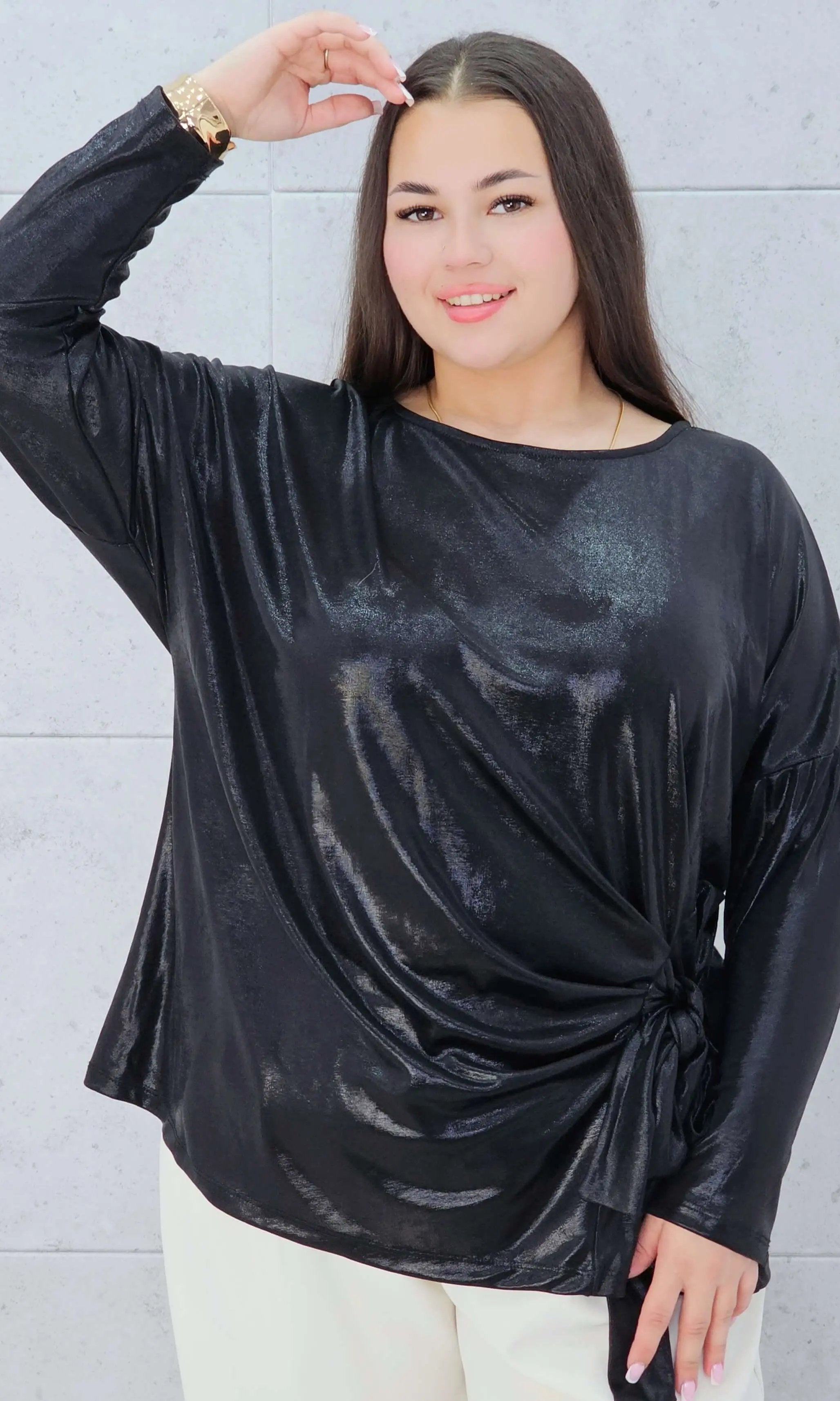 Czarna połyskująca bluzka z wiązaniem Stylowa XL