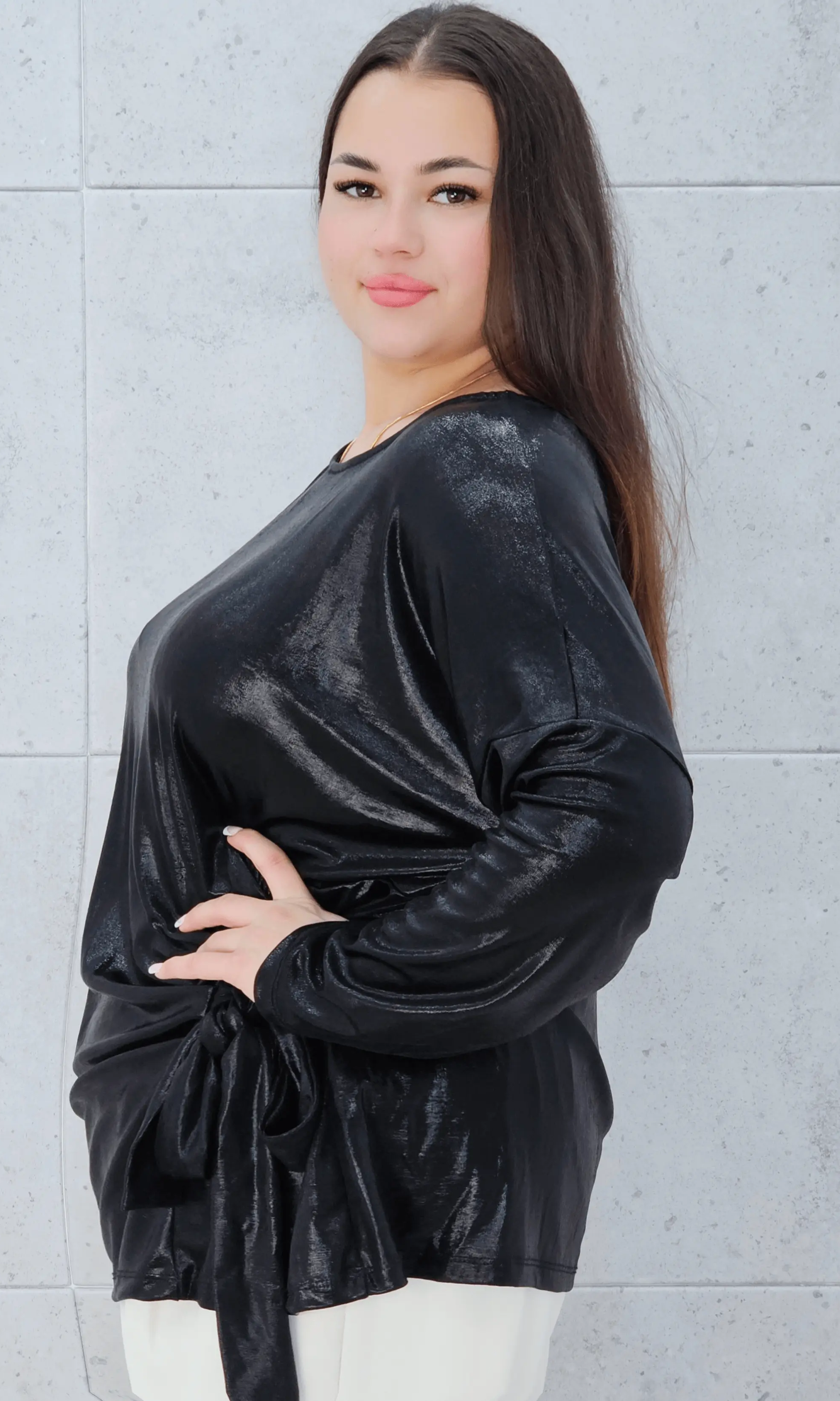 Czarna połyskująca bluzka z wiązaniem Stylowa XL