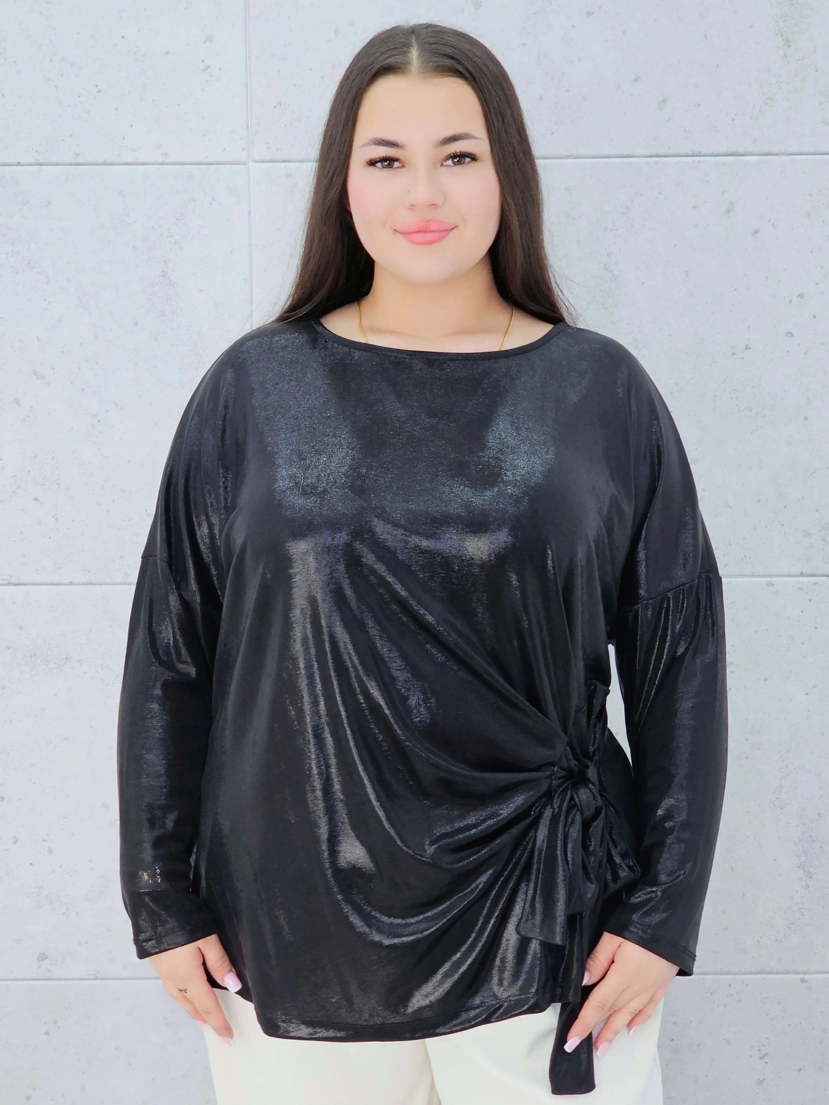 Czarna połyskująca bluzka z wiązaniem Stylowa XL